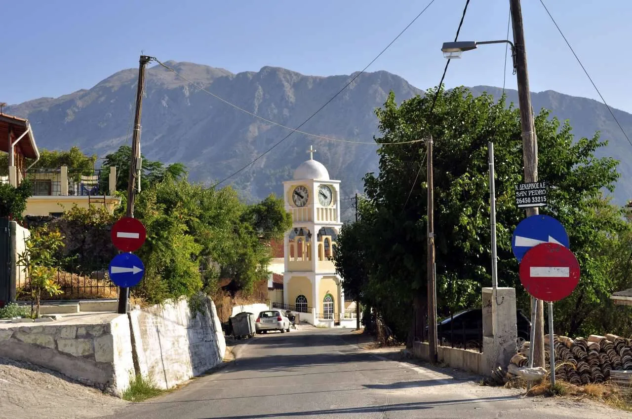 Photo showing: Κεντρικός δρόμος του χωριού Άγιος Πέτρος Λευκάδας