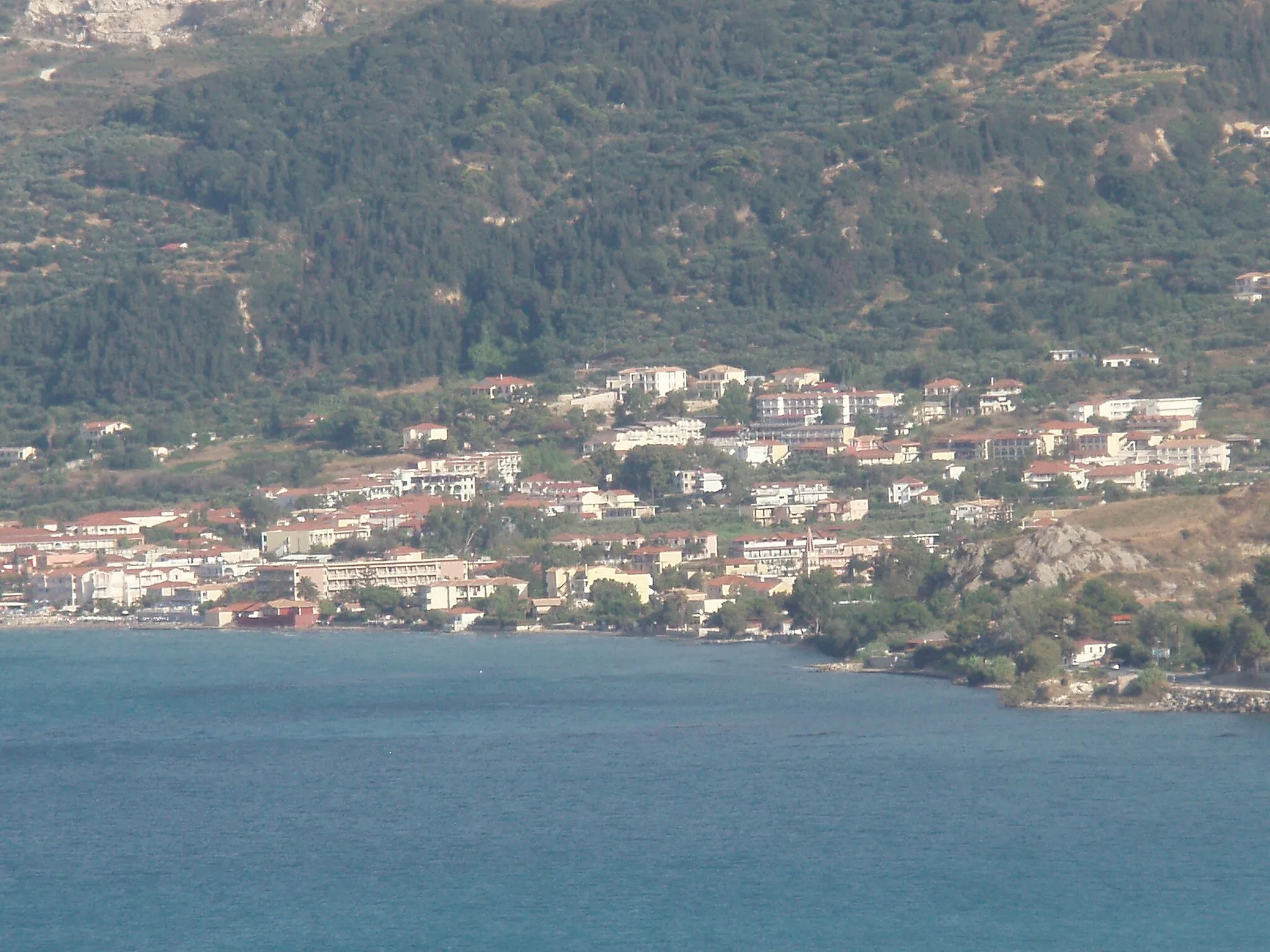 Photo showing: The village and beach of Argasi, Municipality of Zakynthos (city), Zakynthos, Greece. View from Zakynthos-Kyllini ferry.