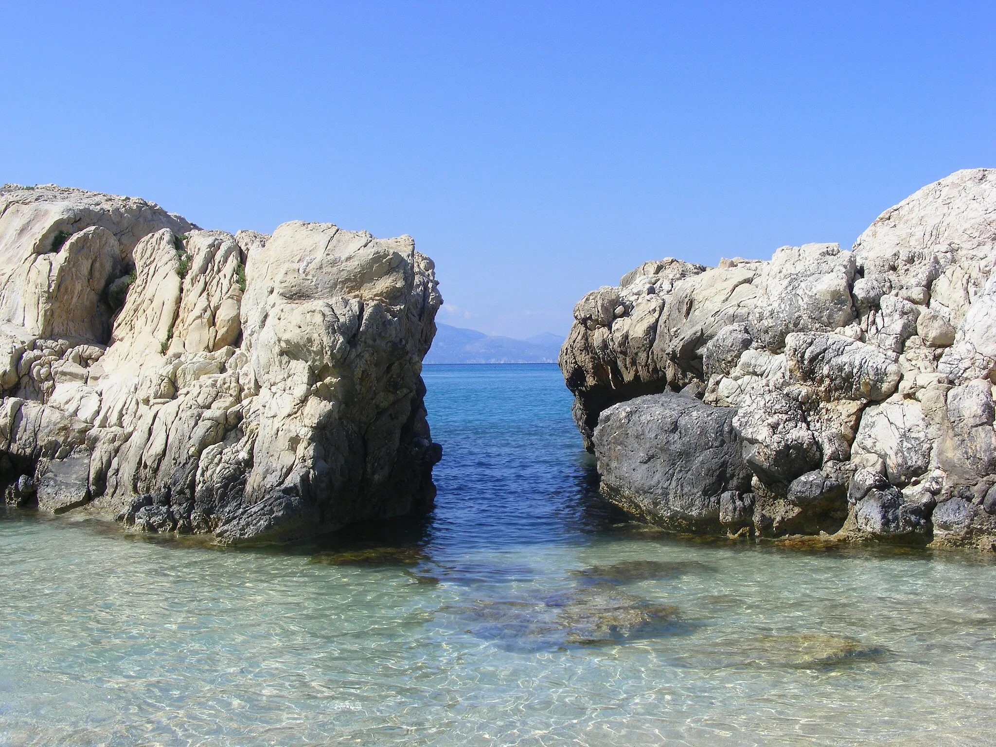 Photo showing: Zakynthos May 2009 Beach near Xigia 1