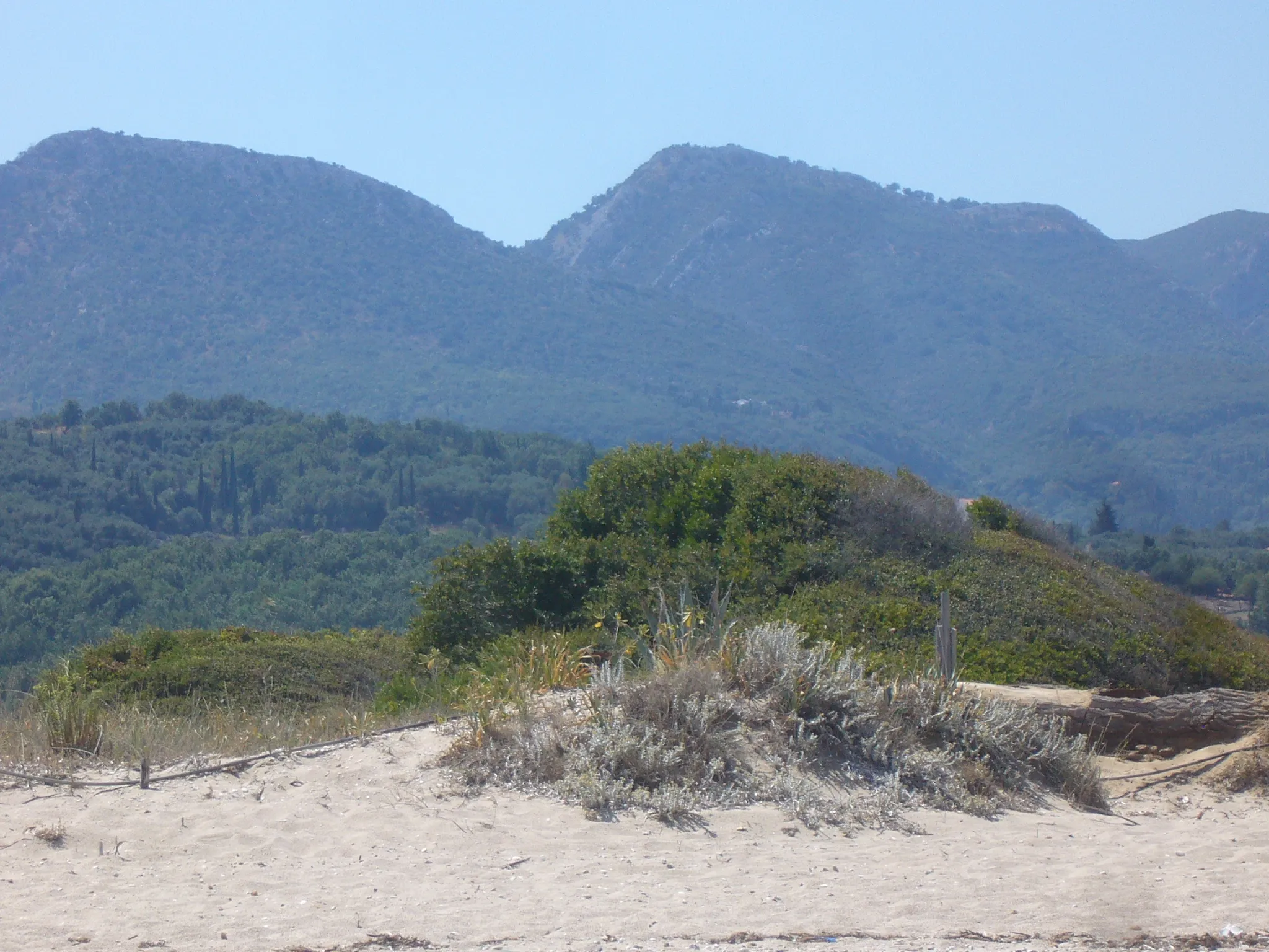 Photo showing: Mountains on the Greek island of Corfu. Image was taken in beach of Acharavi.