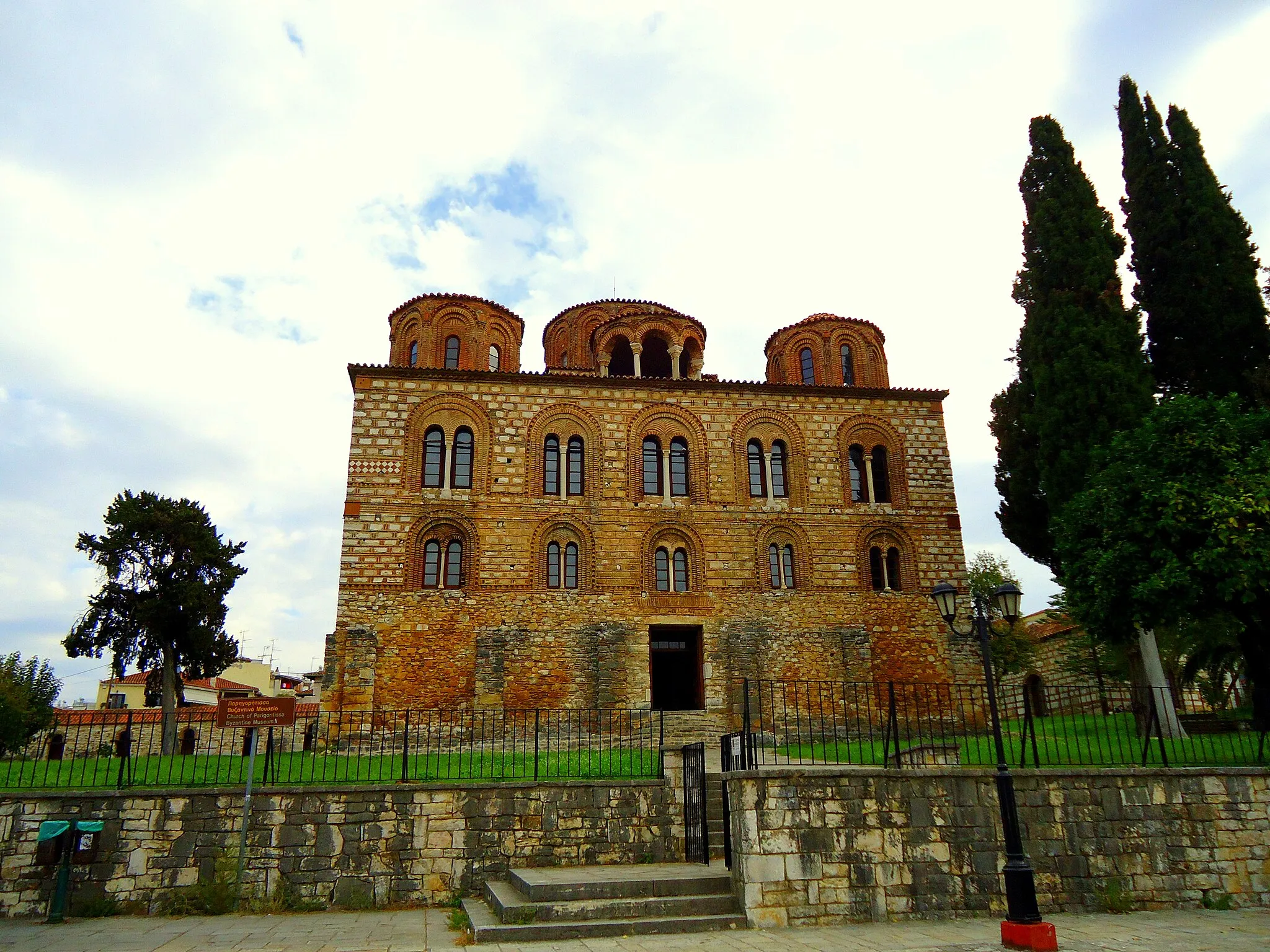Photo showing: Ναός της Παρηγορήτισσας: Βυζαντινός ναός, ο οποίος βρίσκεται στη δυτική πλαγιά του λόφου Περάνθης. Θεμελιώθηκε το 1285 από τον Νικηφόρο Α' Κομνηνό Δούκα και τη γυναίκα του Άννα Παλαιολογίνα Κατακουζηνή. Σήμερα σώζονται ο ναός, η Τράπεζα και δεκαέξι κελιά. Ο σημερινός ναός είναι αξιοπρόσεκτος για την αρχιτεκτονική του, τη διακοσμησή του αλλά και τις τεράστιες διαστάσεις. Ο ναός εμφανίζει μήκος δυτικής πλευράς 22,10μ., μήκος πλάγιων πλευρών 20,27μ, ύψος 20,28μ, εξωτερική διάμετρος κεντρικού τρούλλου 7,58μ και ύψος τρούλλου 3,50μ.