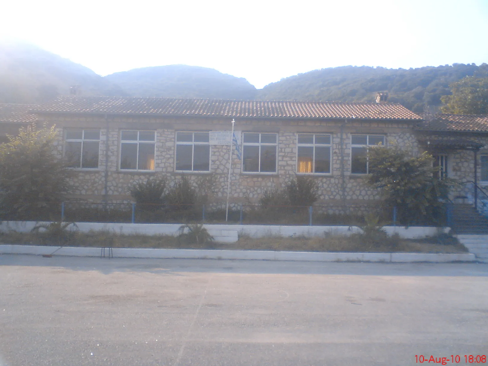 Photo showing: School at Kerasona