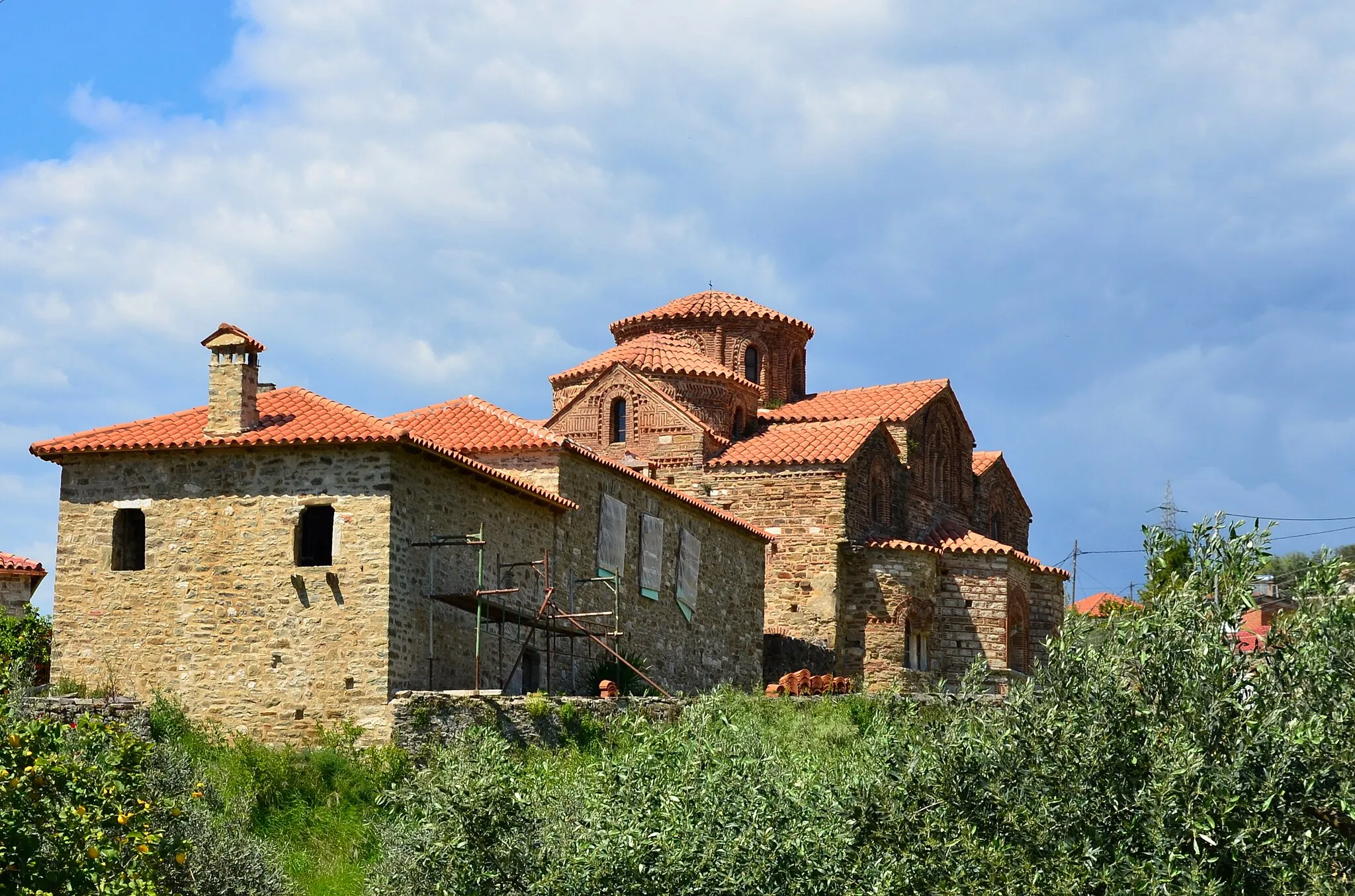 Photo showing: Η εκκλησία της Παναγίας των Βλαχερνών μαζί με τα κελιά στο χωριό Βλαχέρνα Αρτας>