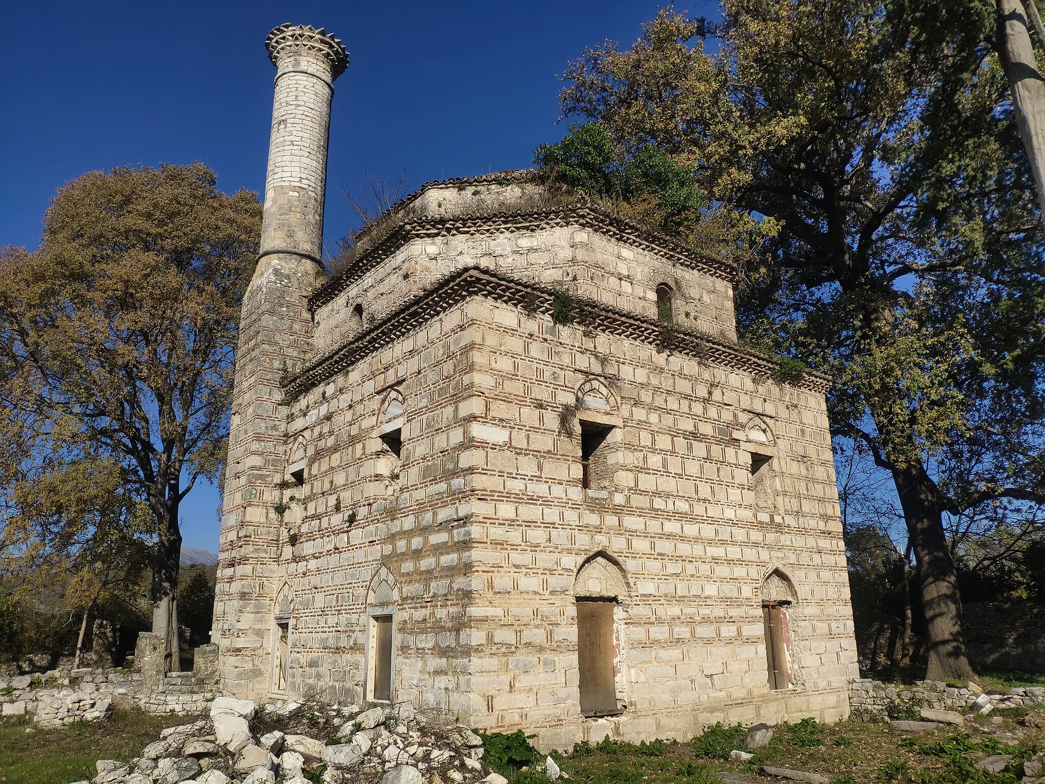 Photo showing: La mosquée Faik Pacha depuis le sud-ouest, en décembre 2021. Le monument est également connu sous le nom d'Imaret d'Árta.