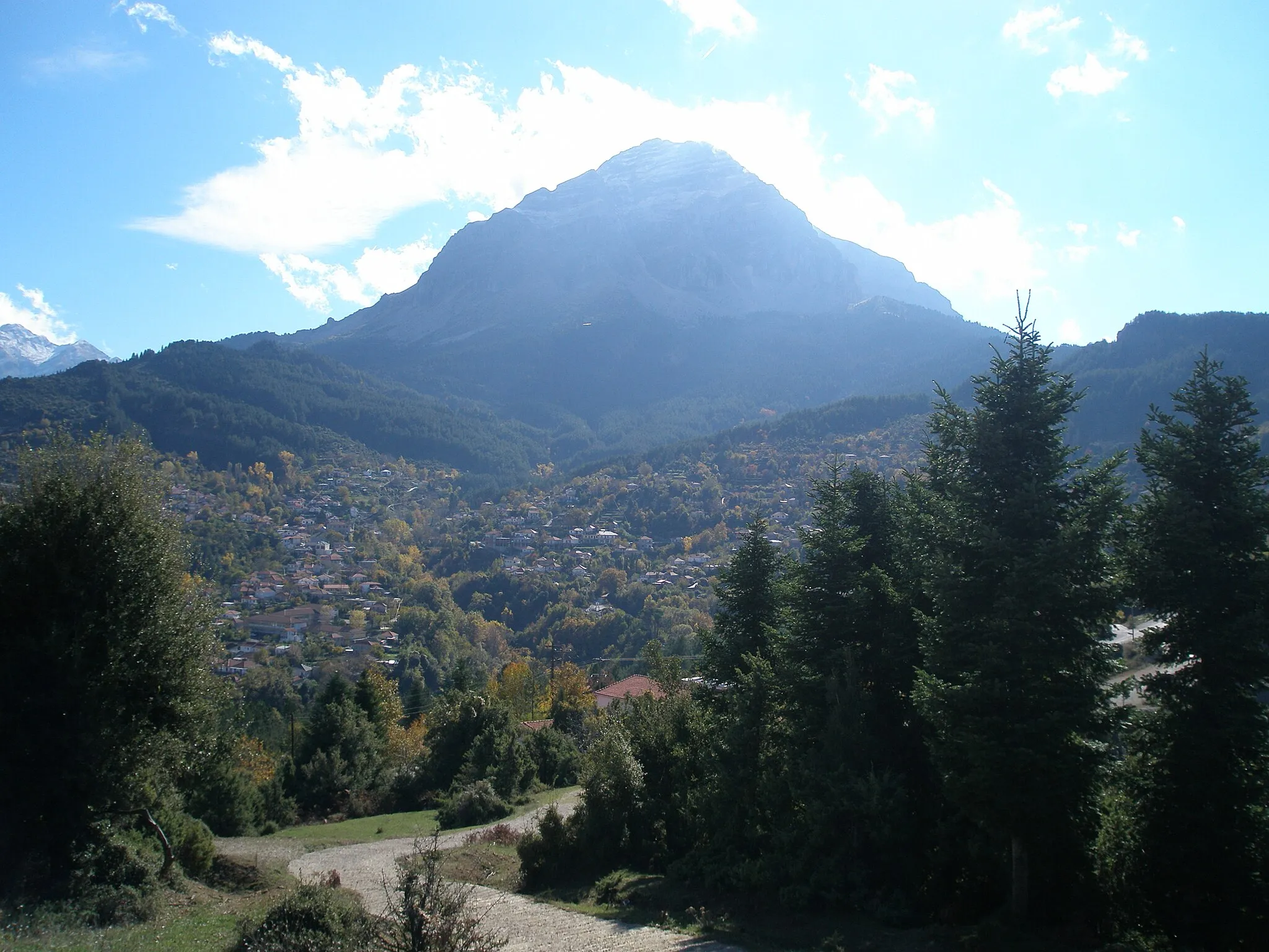 Photo showing: Pramanta, a small town in Epirus, at the north slopes of mount Tzoumerka.