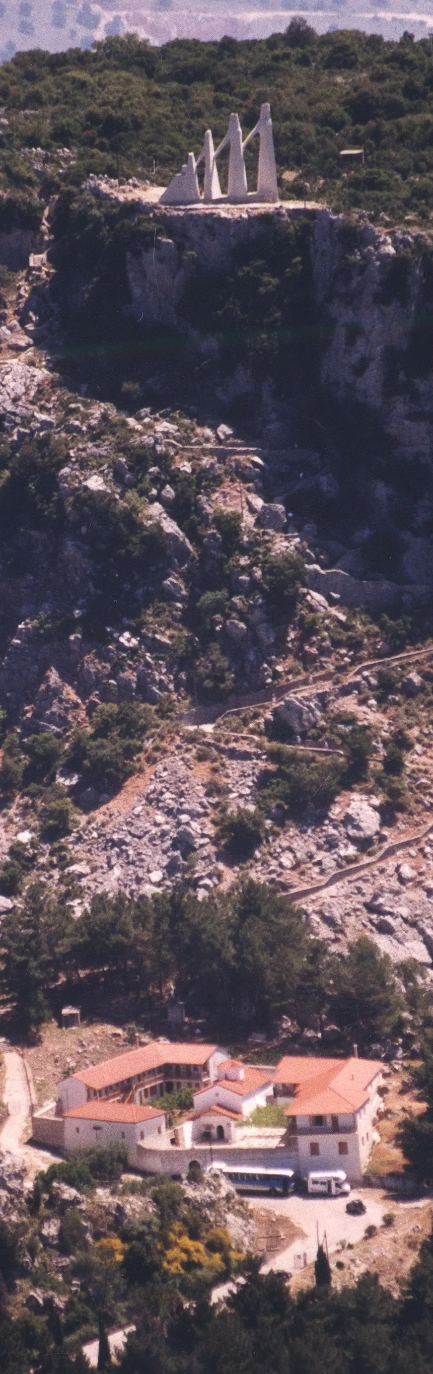 Photo showing: Aerial view of the Monastery of Zalongo, near the village of Kamarina, Preveza, and the monument of the Suliot women that fell from the rocks in 1803.