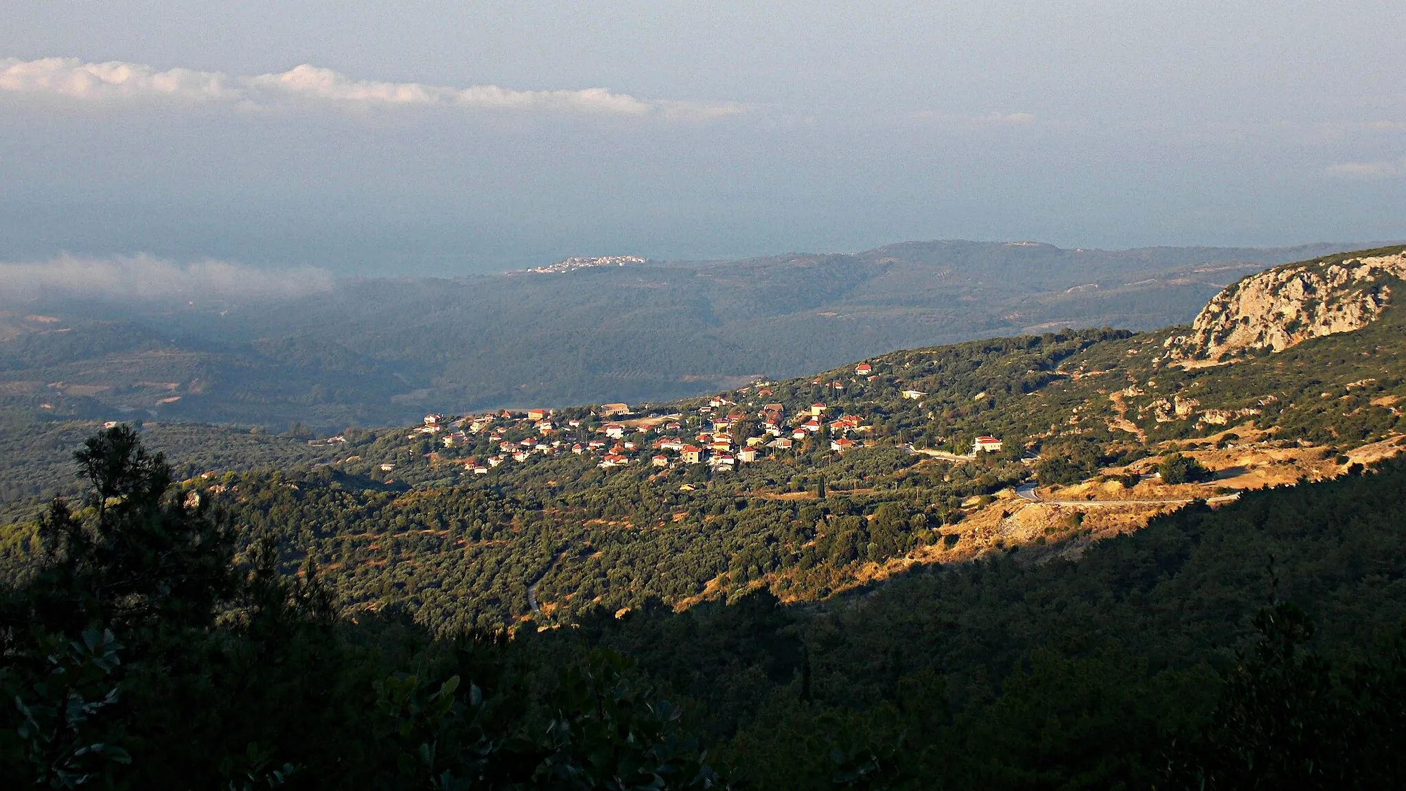 Photo showing: Η Καμαρίνα όπως φαίνεται απο τον βράχο του Ζαλόγγου