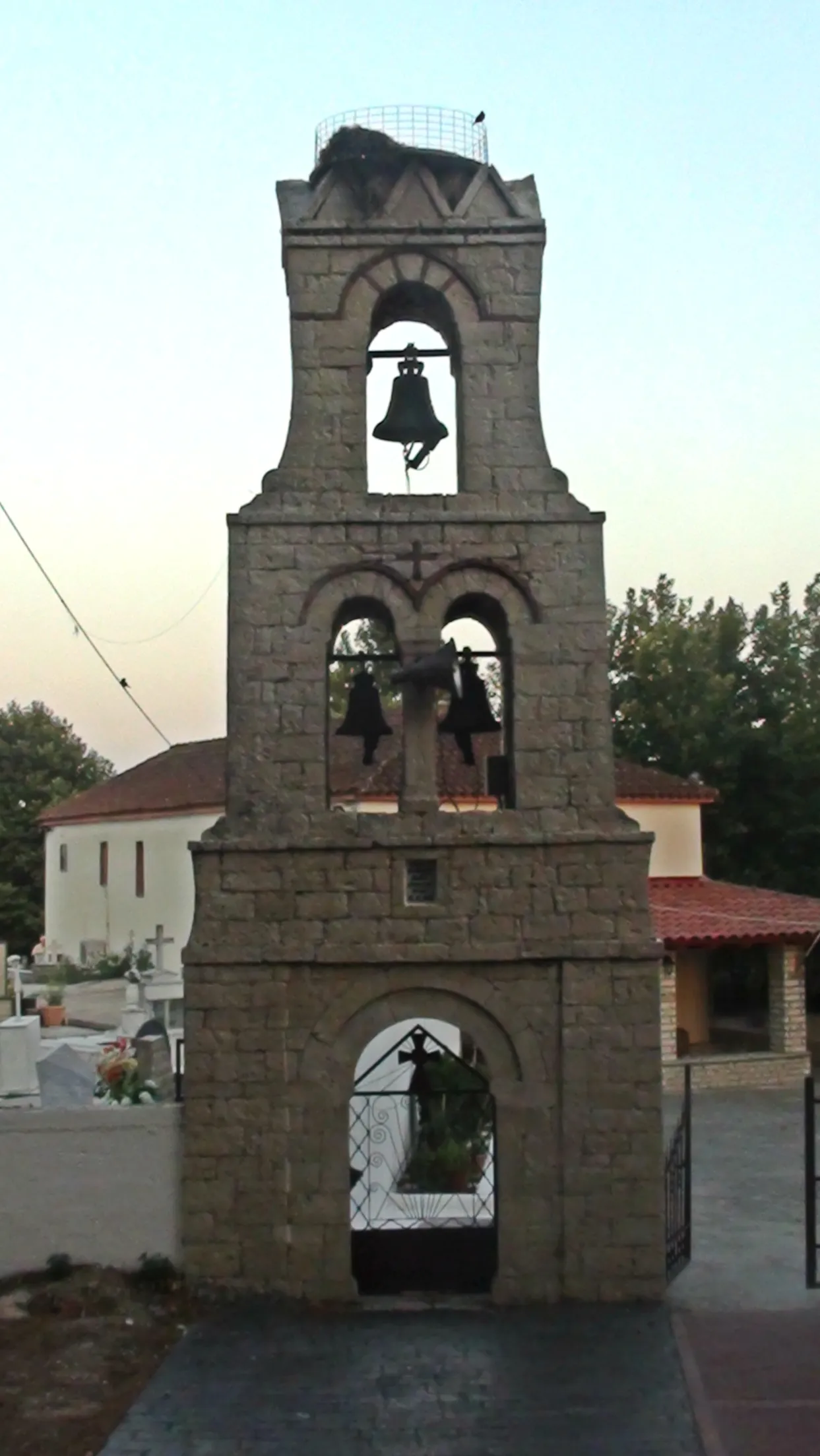 Photo showing: Το κωδωνοστάσιο της εκκλησίας του χωριού.