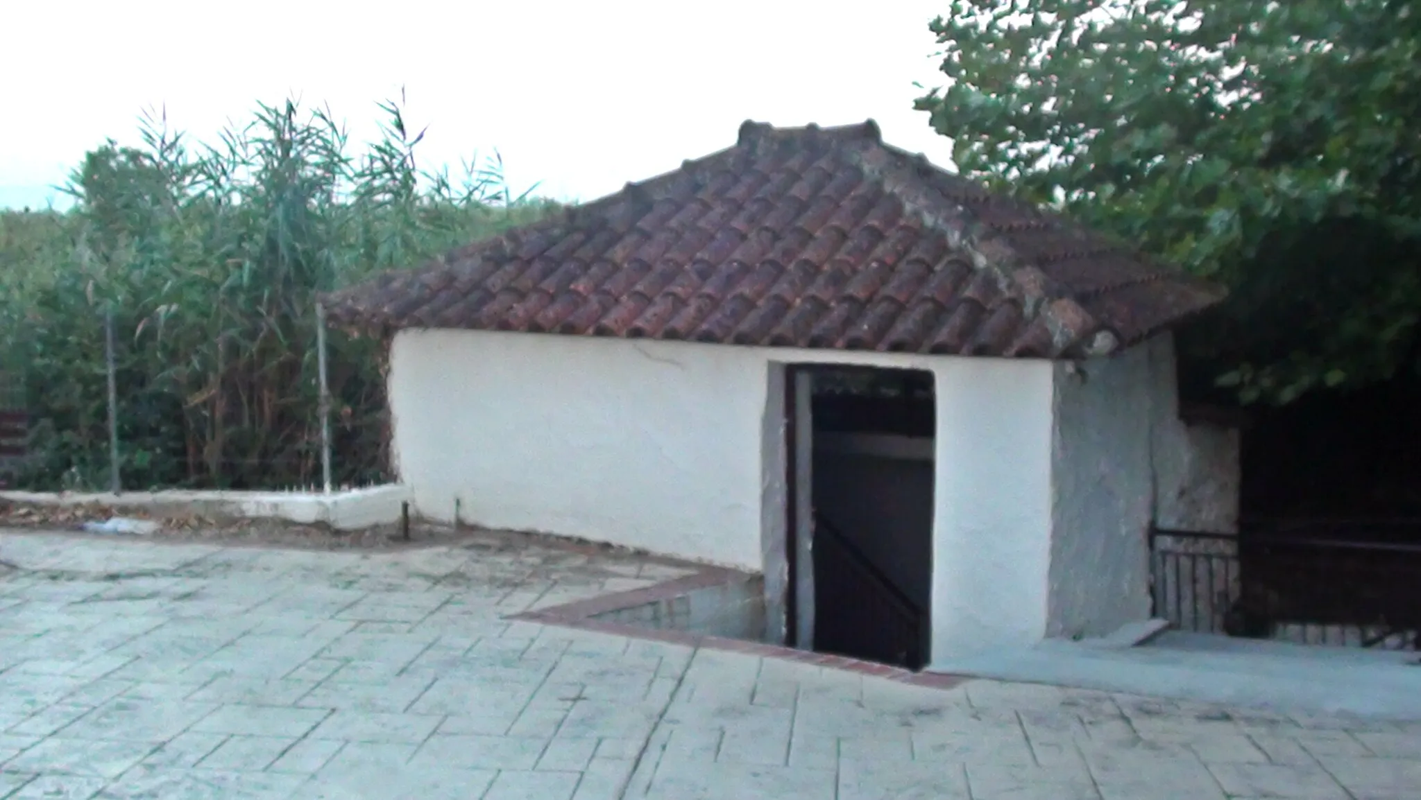 Photo showing: Το κτίσμα που στεγάζεται η πηγή νερού του χωριού.