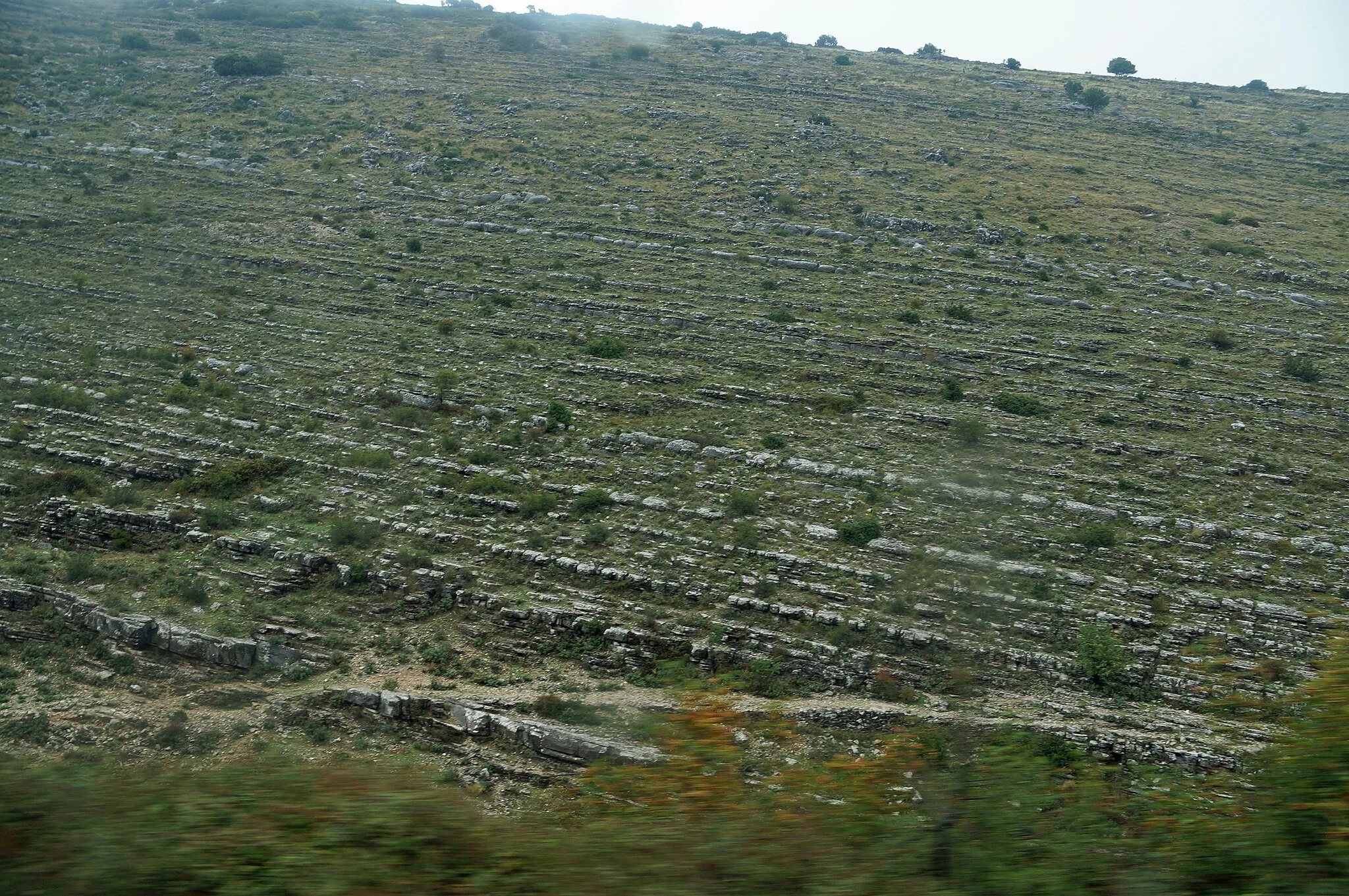 Photo showing: Rock formations at Muzina pass in Southern Albania