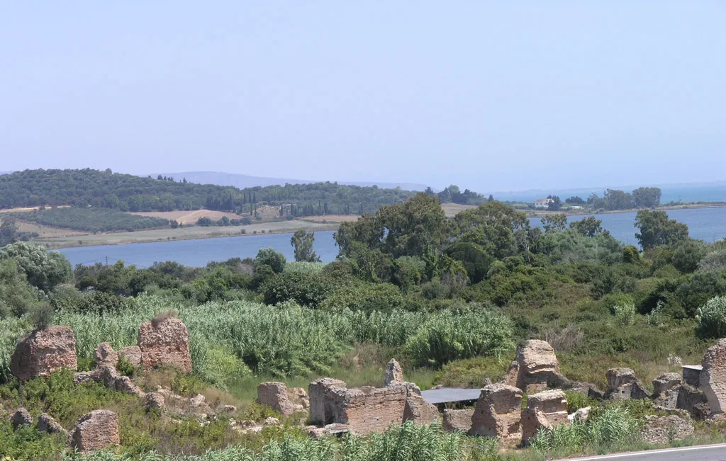 Photo showing: The central thermae of Nicopolis in Epirus and the Mazôma laguna beyond as seen from the South. Photography taken by Marsyas 08:43, 22 September 2005 (UTC)