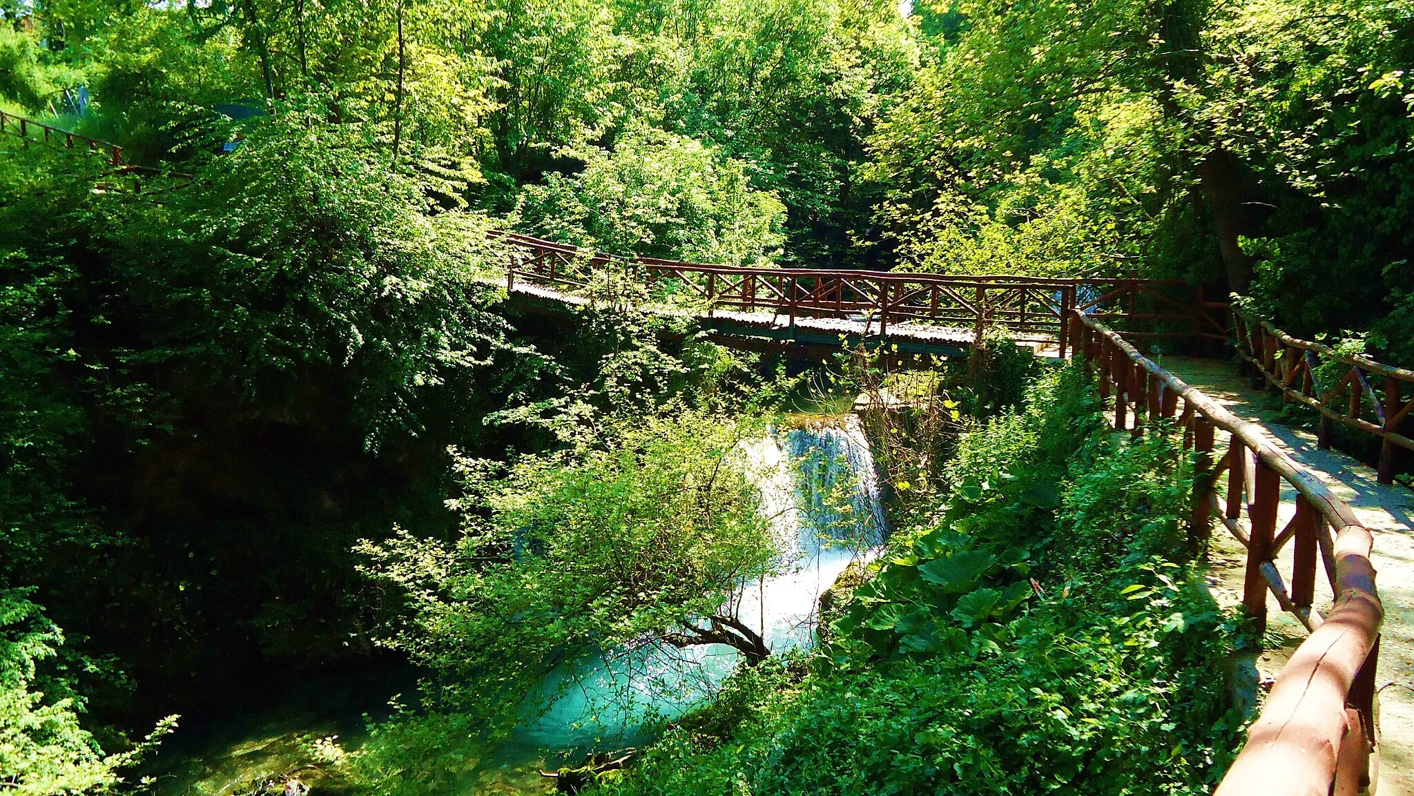 Photo showing: the traditional bridge over arapitsa river in Naoussa