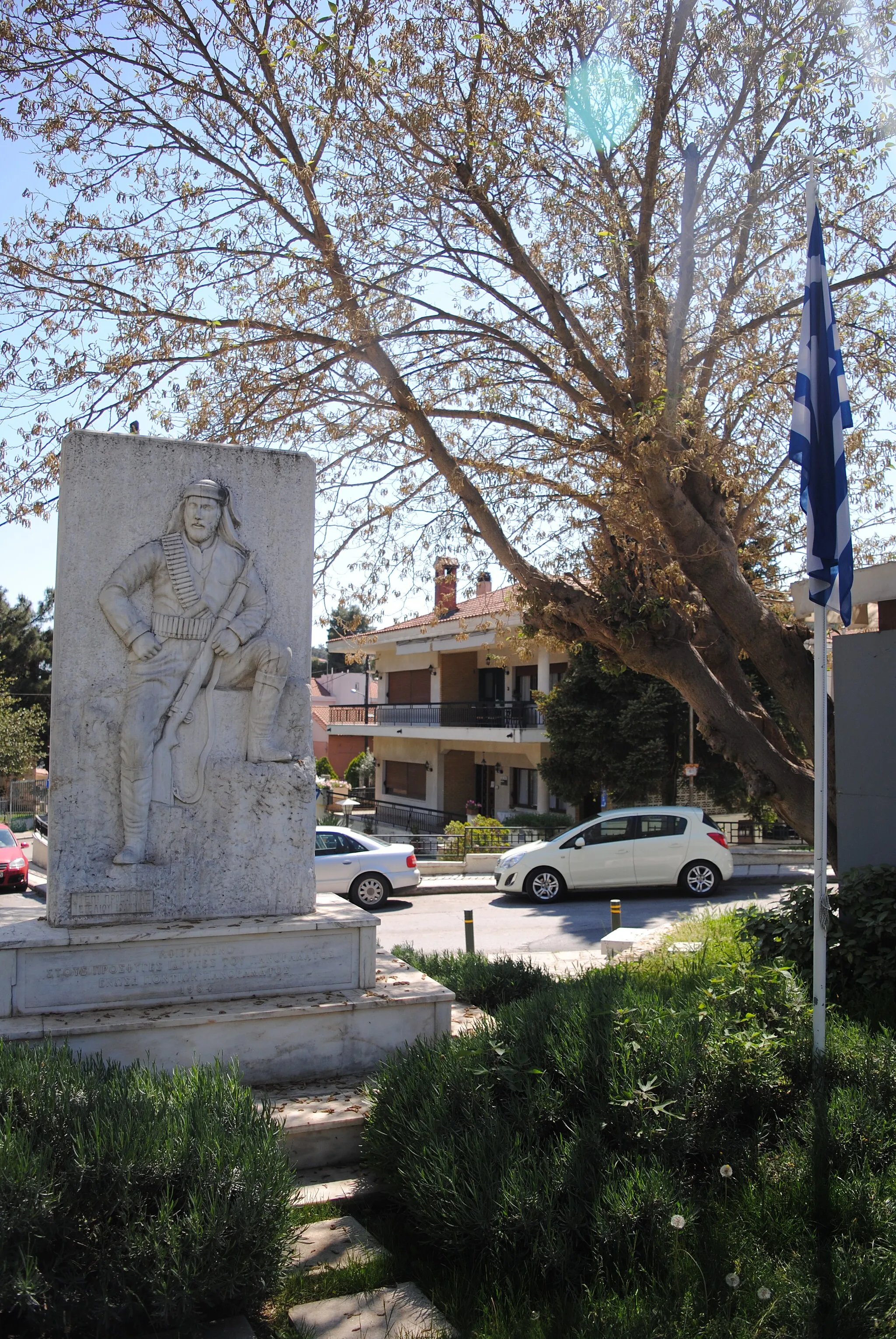 Photo showing: War memorial in Panorama, Greece.