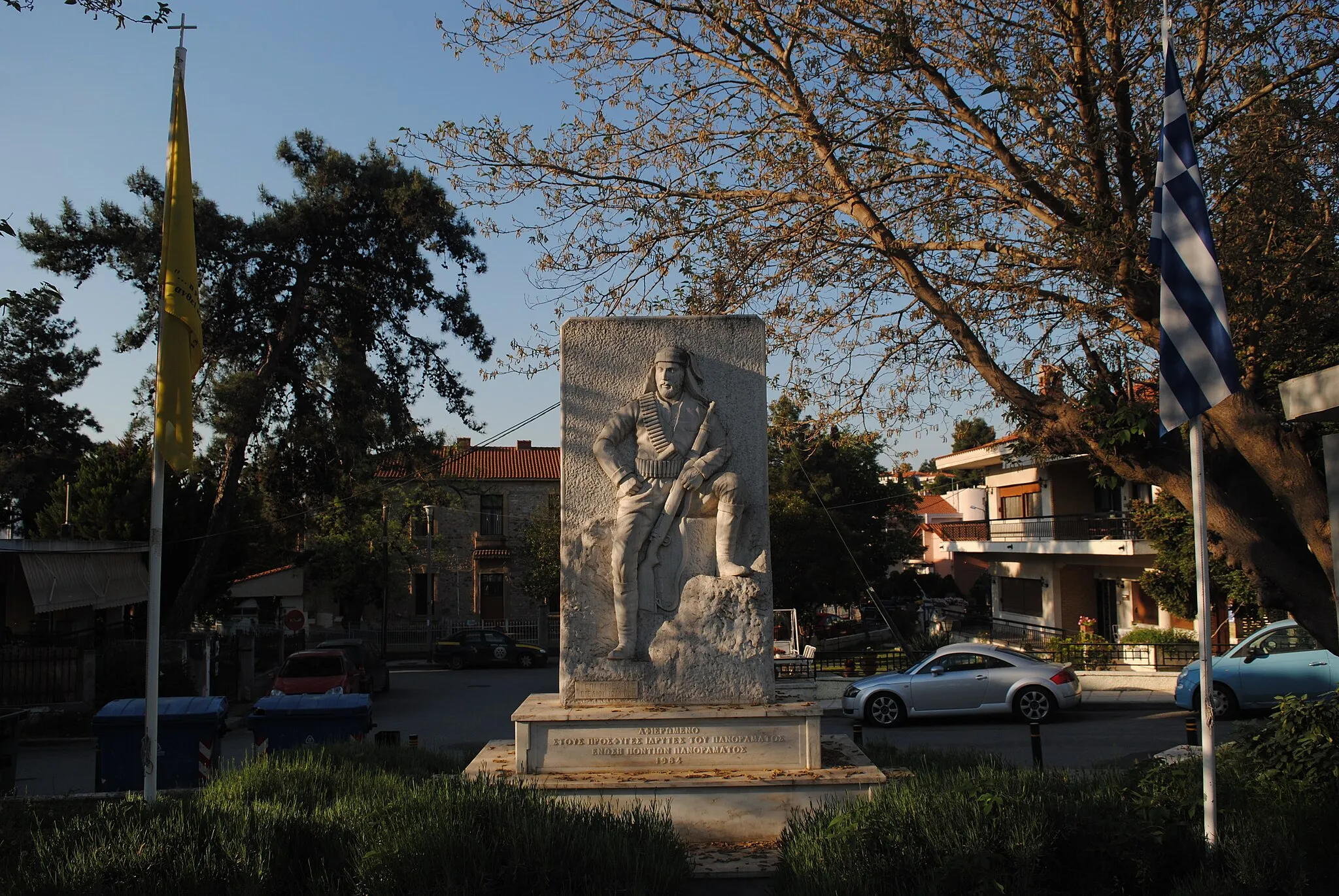 Photo showing: War memorial in Panorama, Greece.