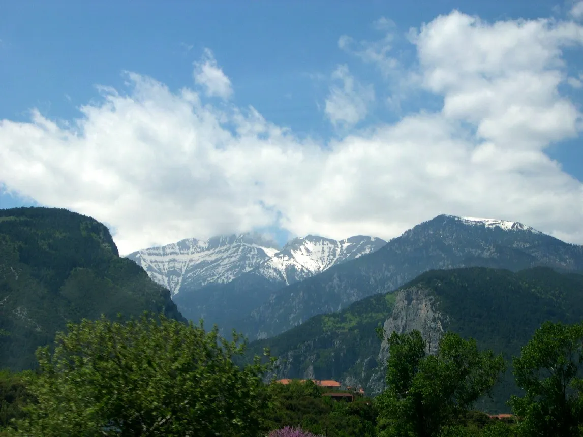 Photo showing: en:Mount Olympus - the highest mountain of Greece; view from the town of Litochoro, in Olympus' roots.