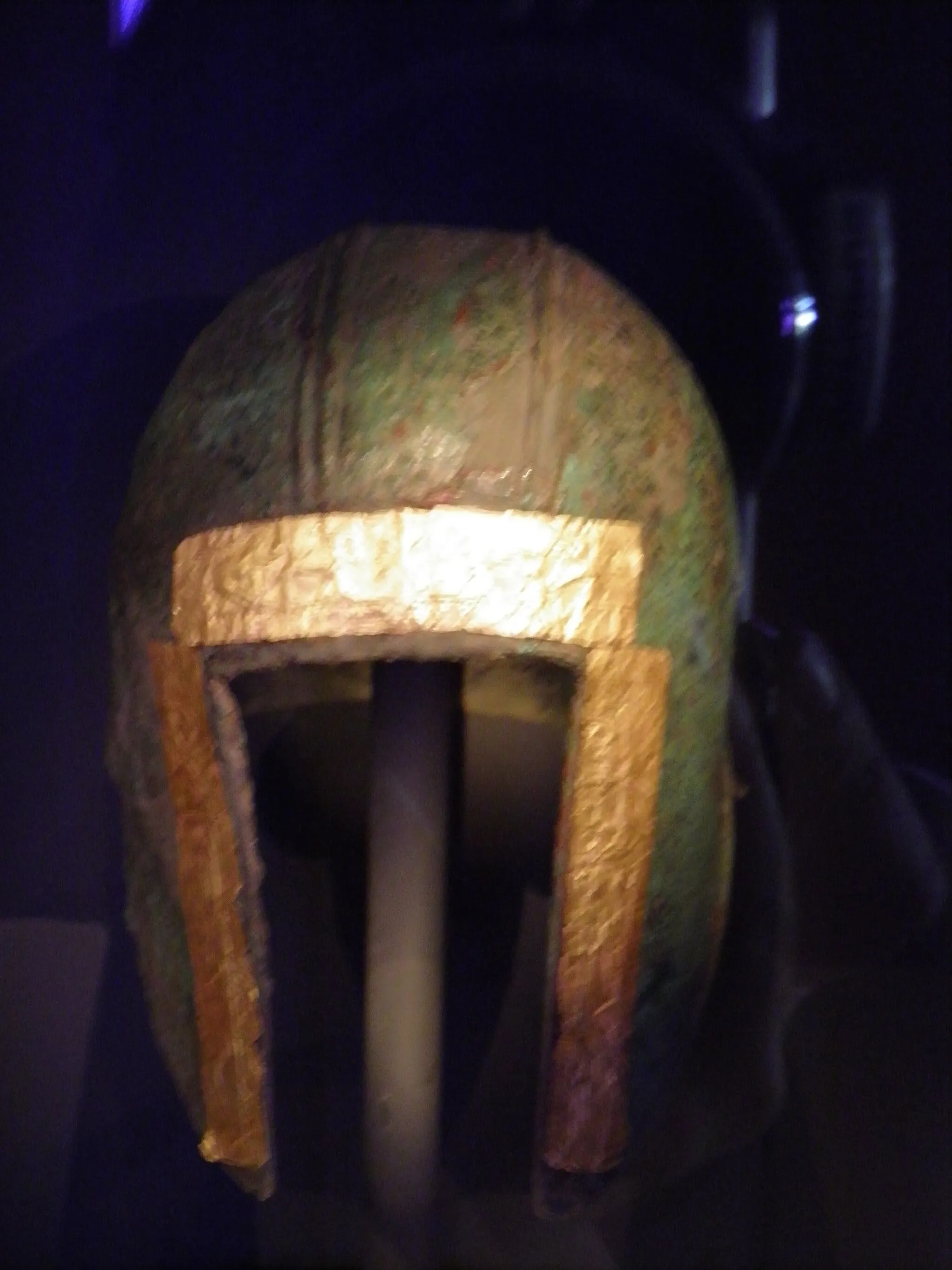 Photo showing: Cimetière de Sindos, tombe 25, casque Illiryen de bronze rehaussé d'or MT 8562.