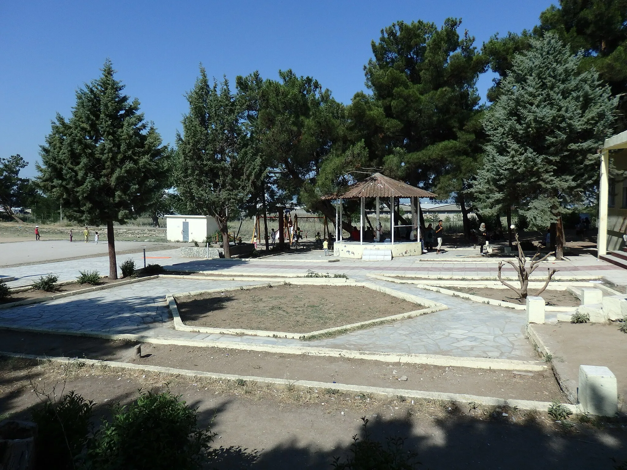 Photo showing: Main Square of the Diavata refugee camp (Greece)