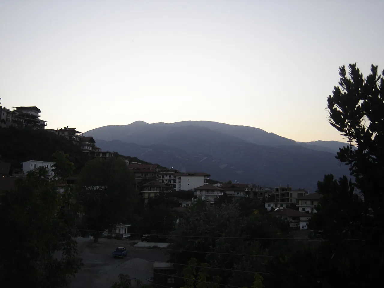 Photo showing: View of Neos Panteleimon, with Mount Olympus visible.