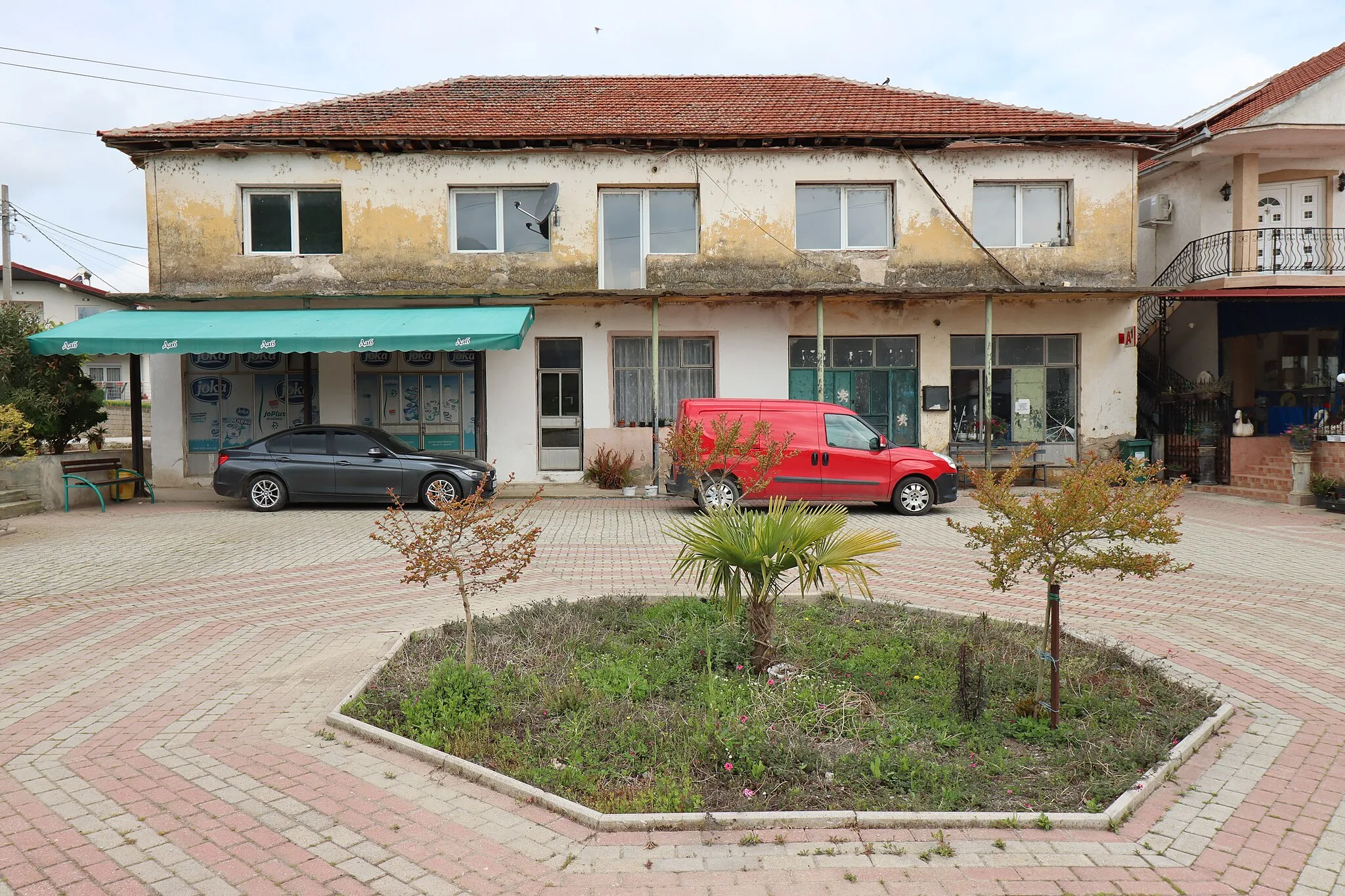 Photo showing: A building in the village of Crničani