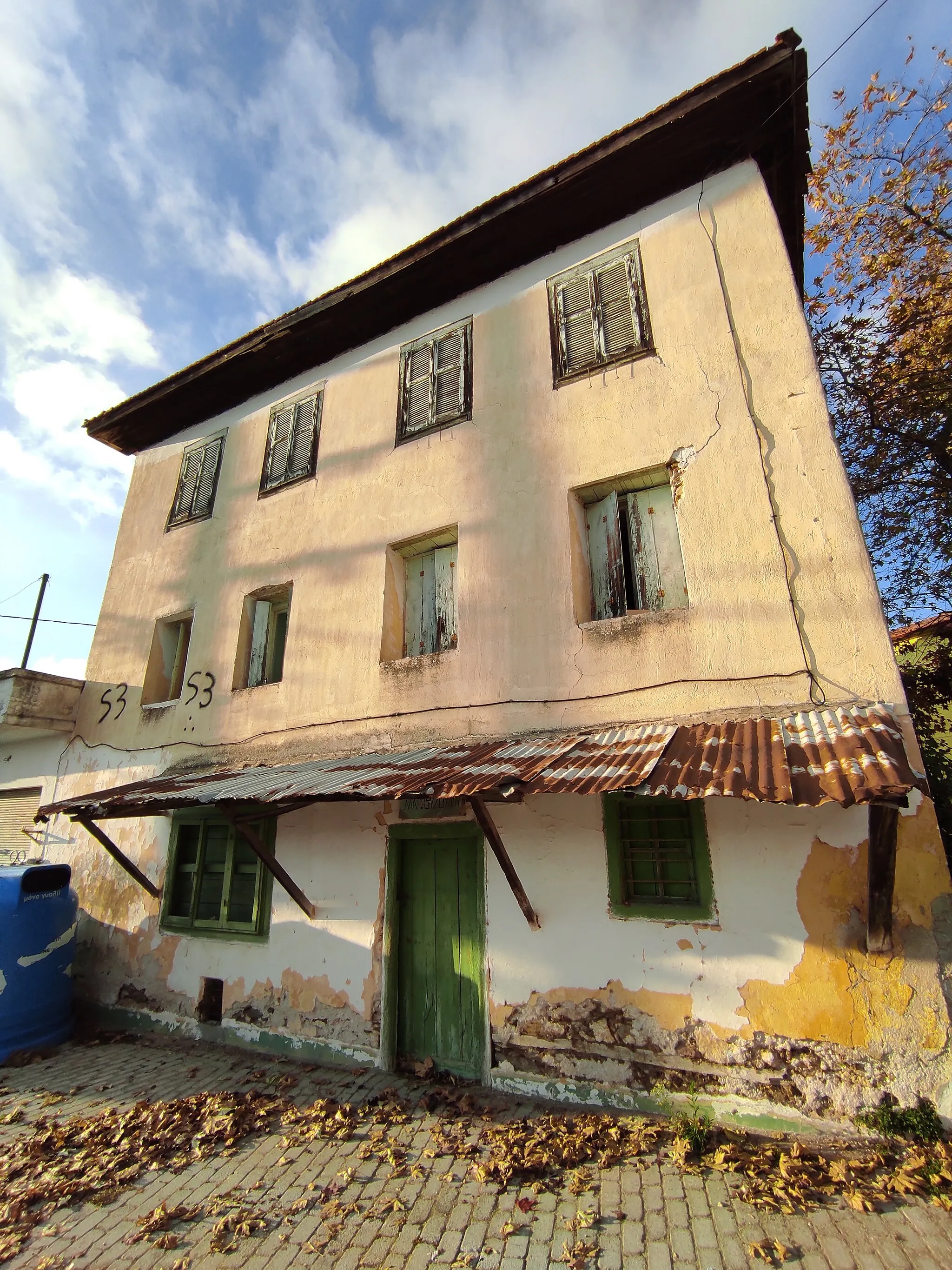 Photo showing: Η οικία Ουζούνη με το παραδοσιακό παντοπωλείο της Μαρίκας και του Άγγελου Ουζούνη, Κάτω Αγορά, Όσσα Λαγκαδά