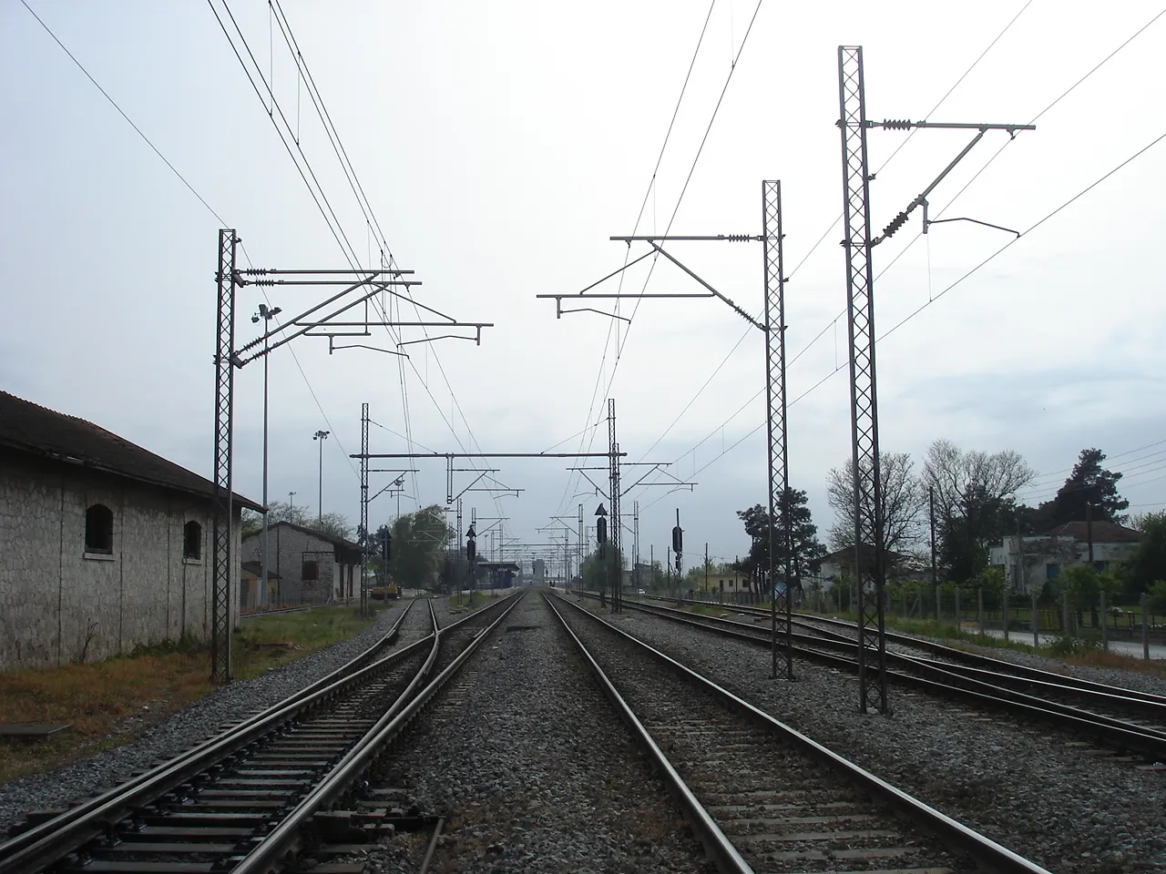 Photo showing: Train station in Greece (Possibly Platy Station).