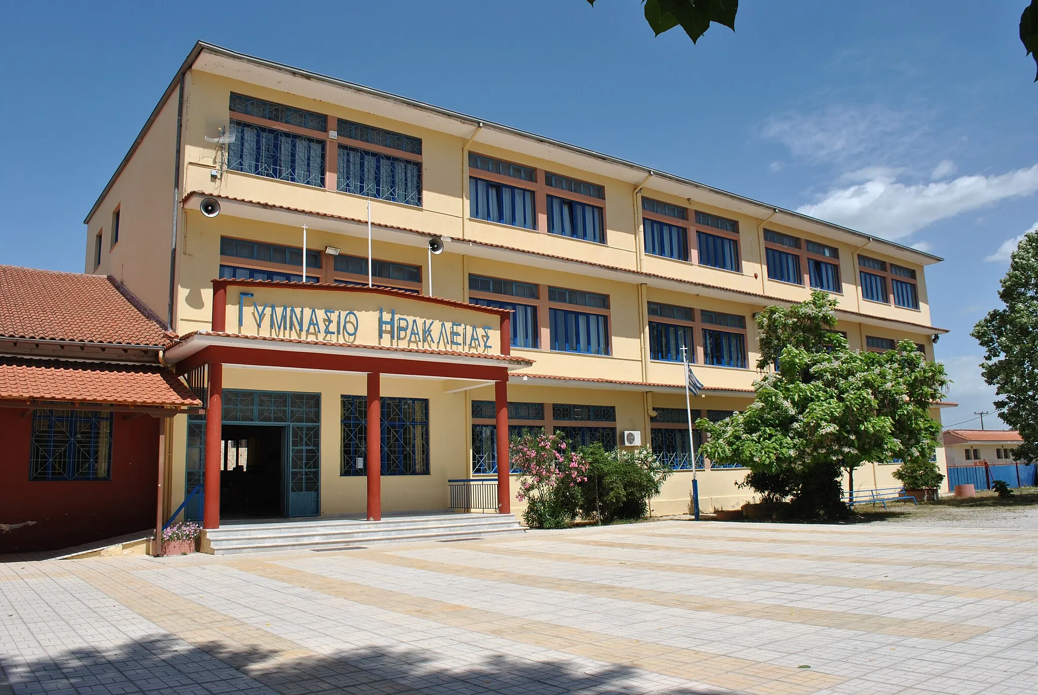Photo showing: Γυμνάσιο Ηράκλειας