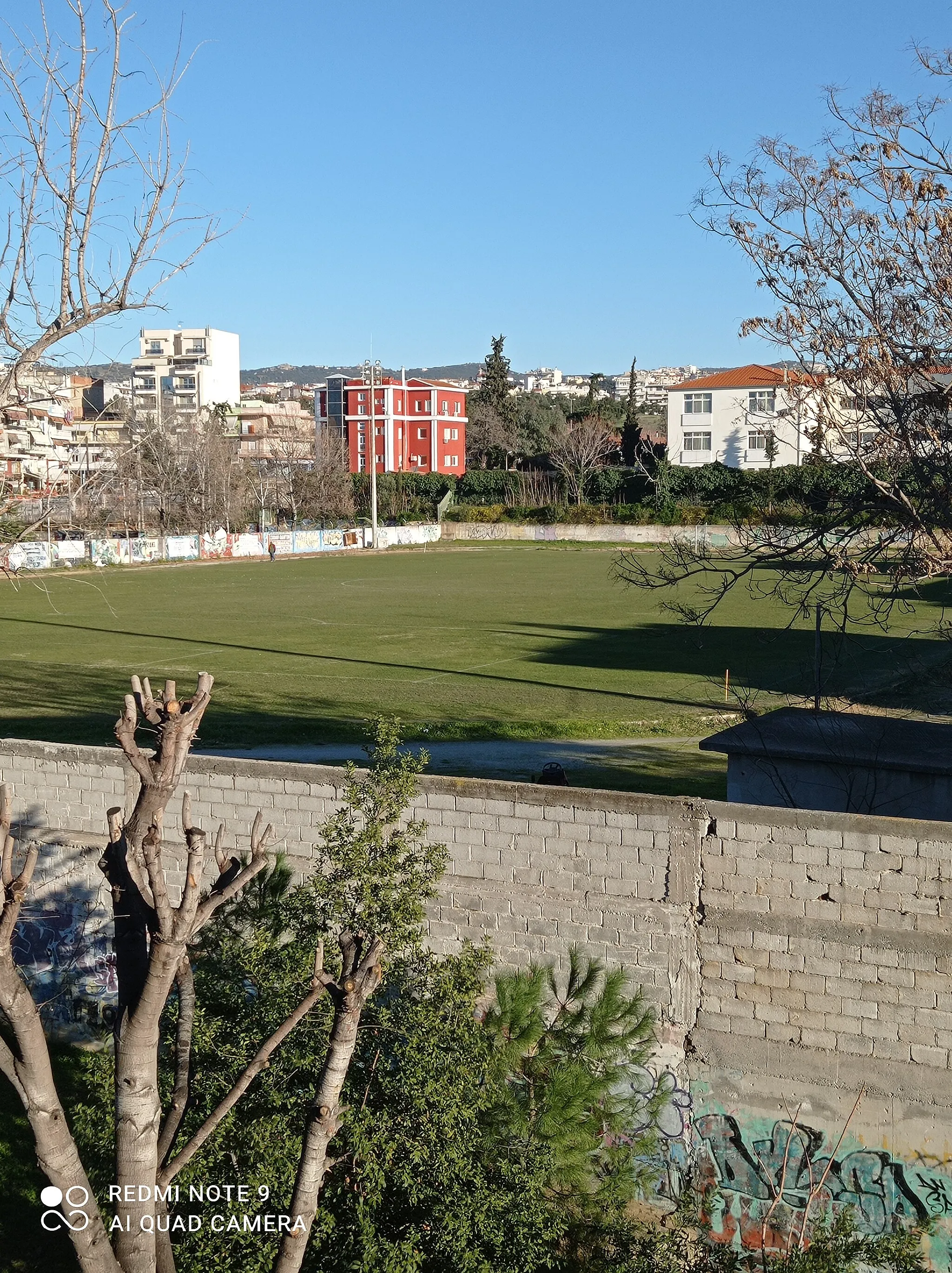 Photo showing: Μια άποψη από το γήπεδο του Παύλου Μελά, του Δημαρχείου και του 1ου ΓΕΛ Σταυρούπολης