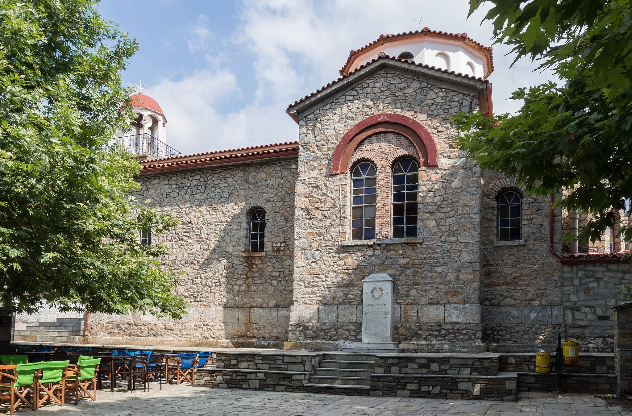 Photo showing: Kallipefki (Καλλιπεύκη) with church and Syngrou-Place