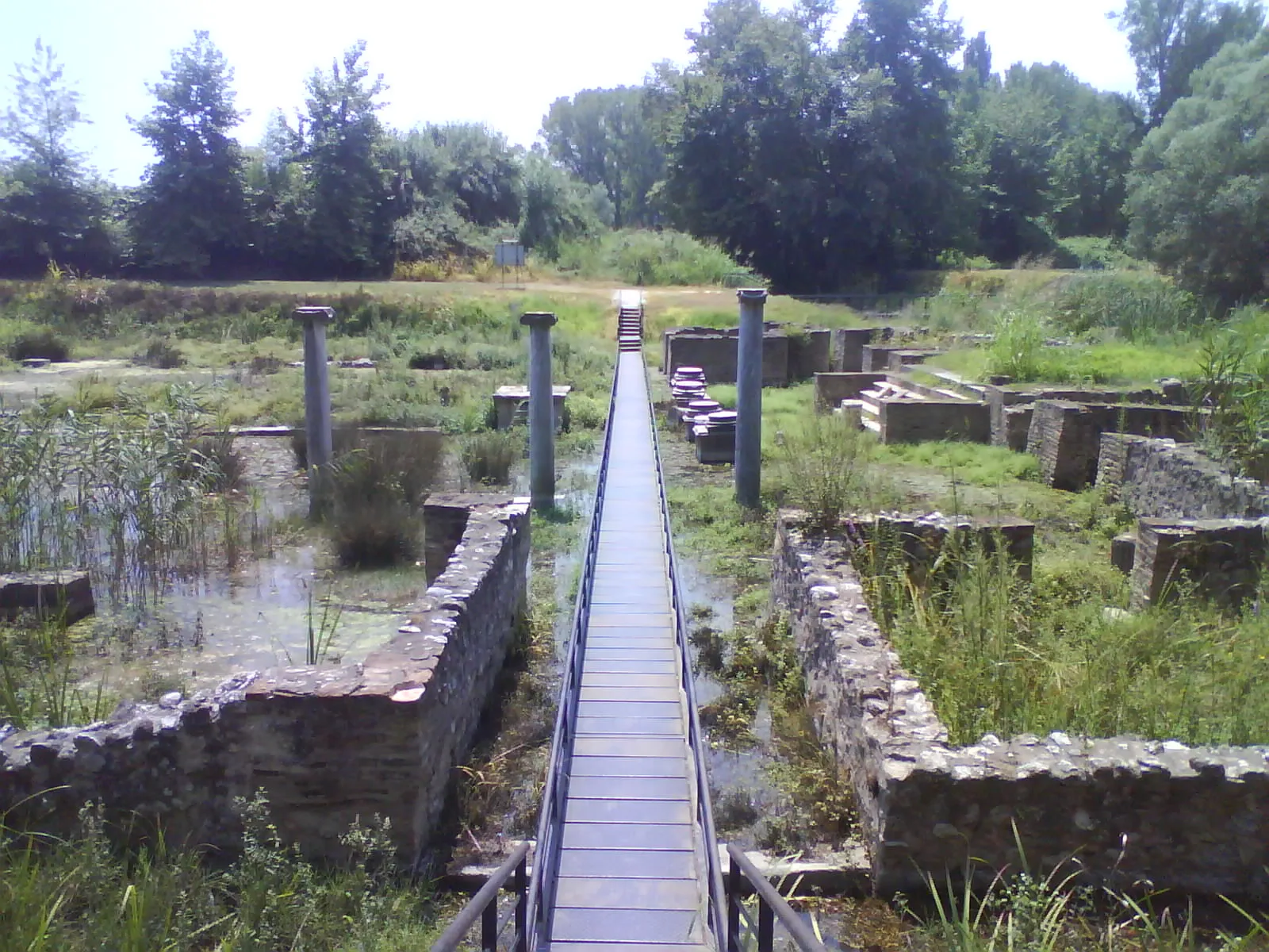 Photo showing: View on the Sanctuary of Isis at the archaeological site of Dion.