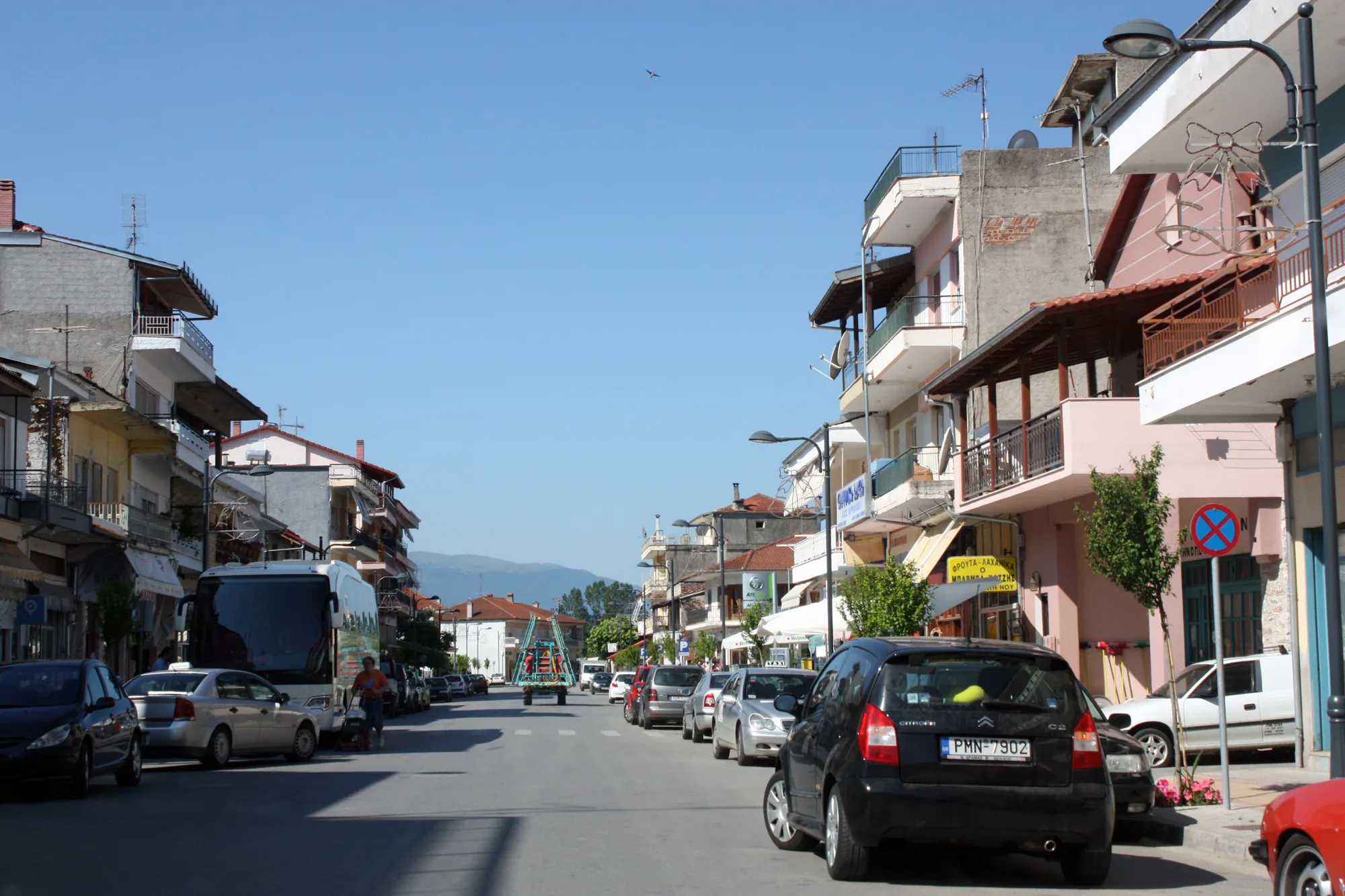 Photo showing: Central street of Kato Nevrokopi, Greece