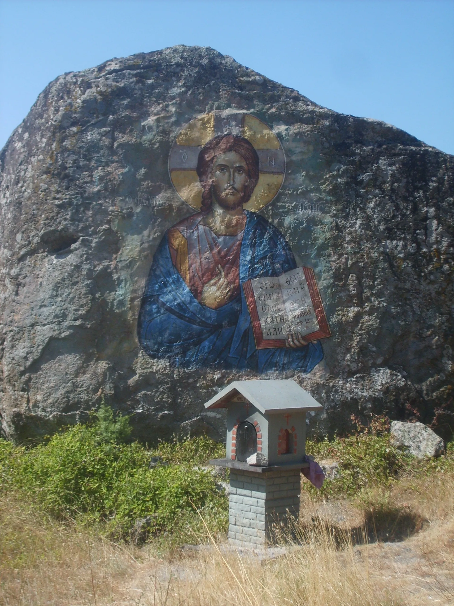 Photo showing: Rock with painting, way to Archangelos, Almopia, Greece