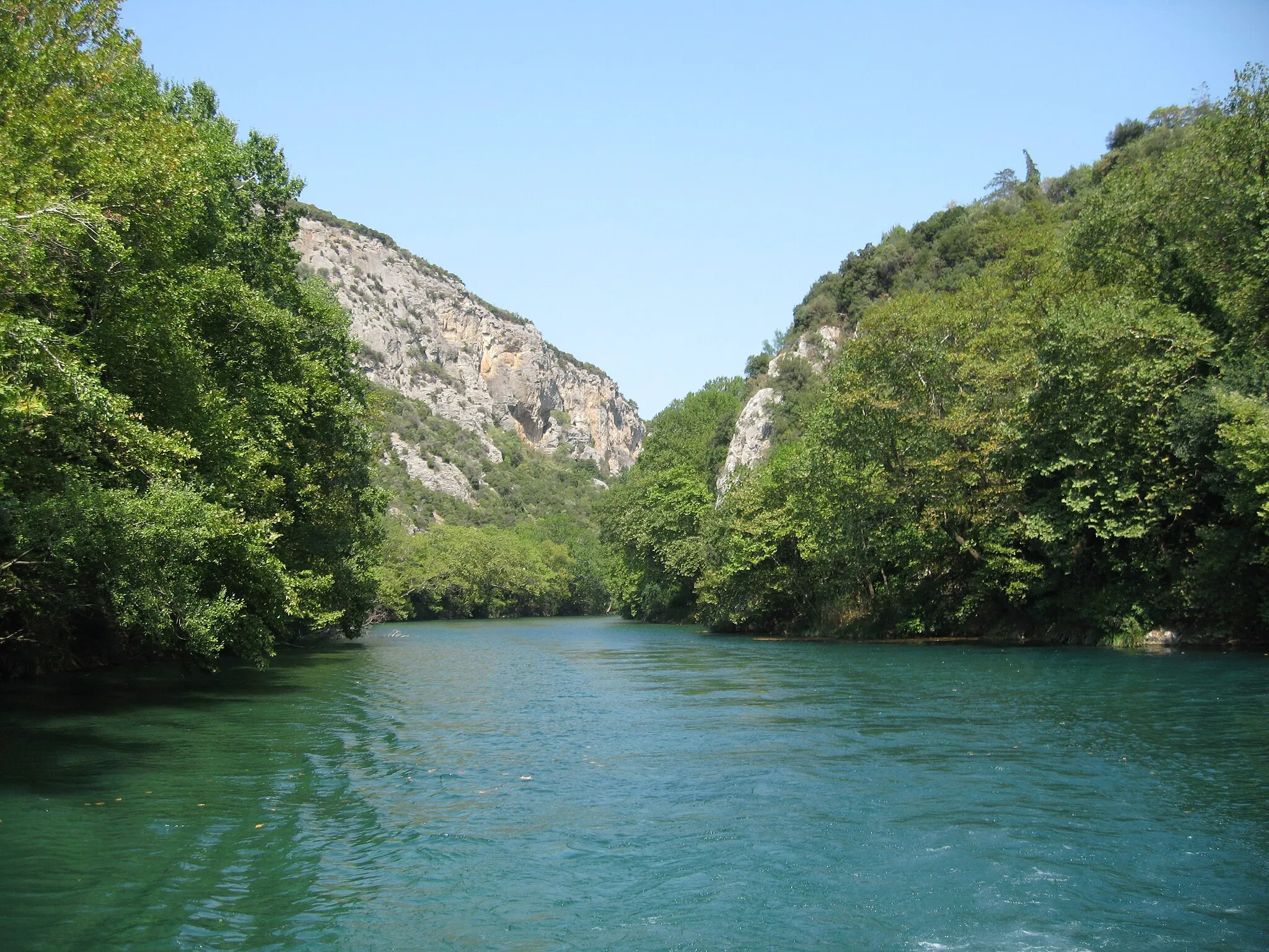 Photo showing: The Gorge of Pineios River (Thessaly), flowing through the Valley of Tempe.