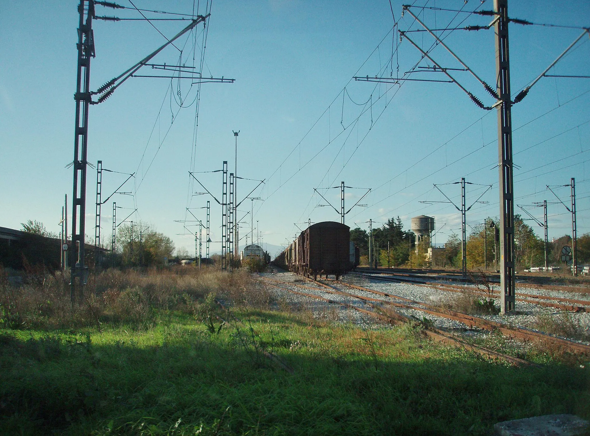 Photo showing: Thessaloniki-Idomeni electrified multi-track railway line seen from railway crossing at the village of Gefyra, Thessaloniki prefecture, Greece.