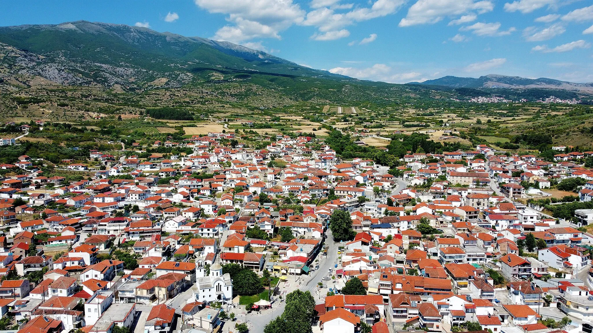 Photo showing: Μια πανοραμική άποψη του δημοτικού διαμερίσματος του Νέου Σουλίου Σερρών του δήμου Εμμανουήλ Παπά. Άποψη από την είσοδο, διακρίνεται αριστερά και κάτω  ο ιερός ναός του Αγίου Γεωργίου και στο κέντρο η πλατεία του χωριού.