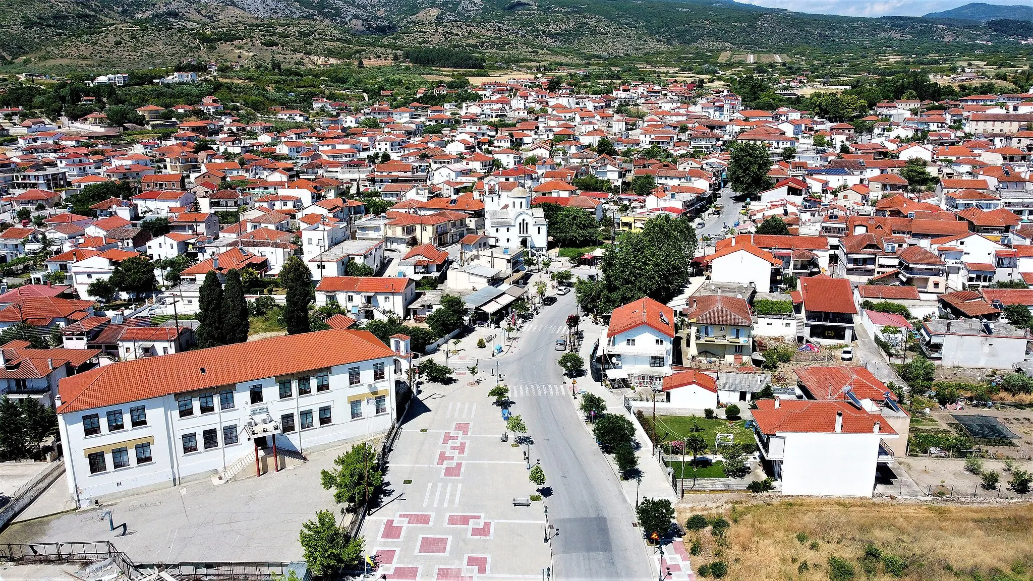 Photo showing: Μια πανοραμική άποψη του δημοτικού διαμερίσματος του Νέου Σουλίου Σερρών του δήμου Εμμανουήλ Παπά. Άποψη από την είσοδο, διακρίνεται αριστερά και κάτω το δημοτικό σχολείο και στο κέντρο ο ιερός ναός του Αγίου Γεωργίου.