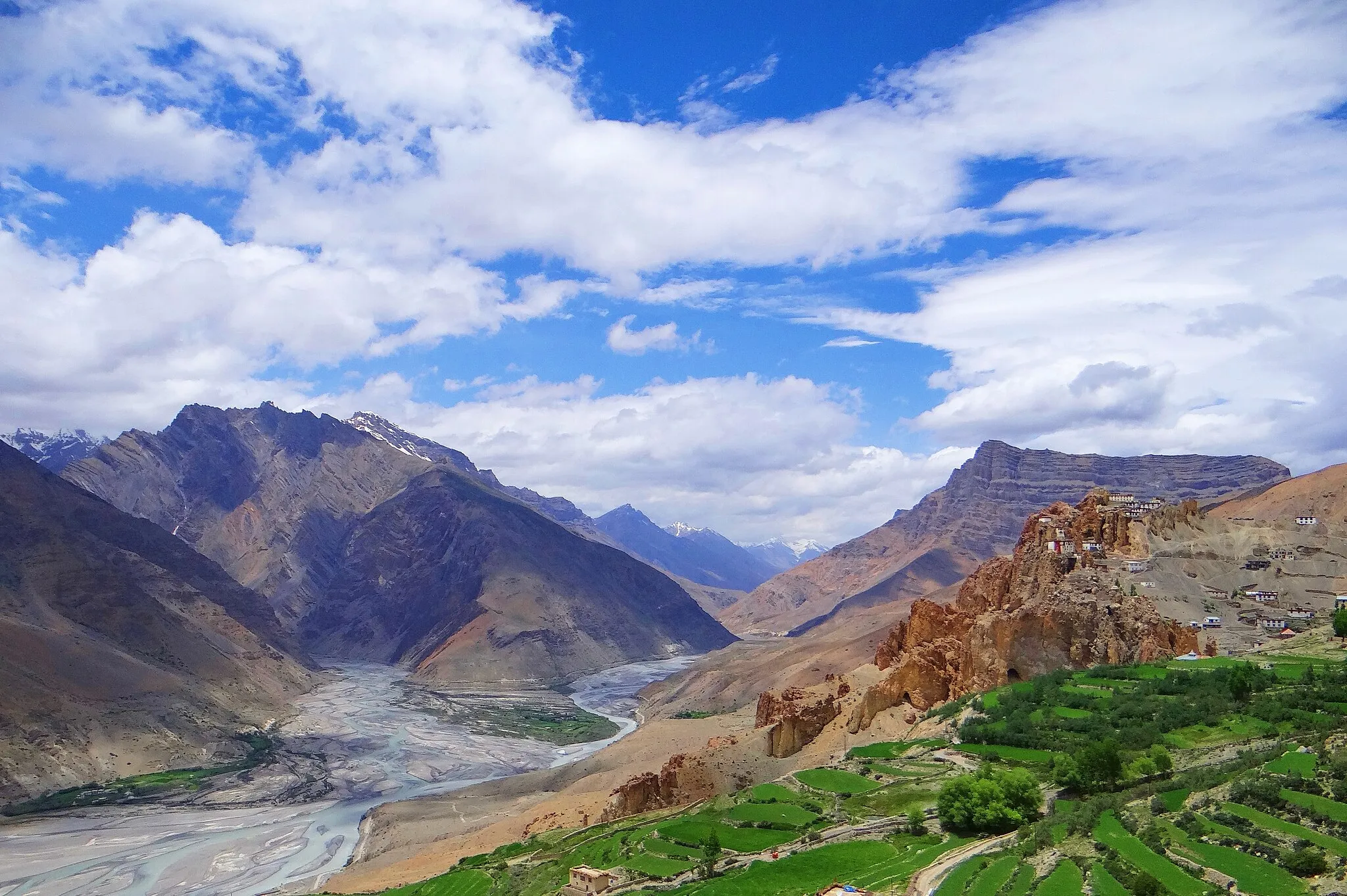 Photo showing: Image of confluence of Pin River and Spiti River on left and Dhankar Monastery on top of Hill in right.