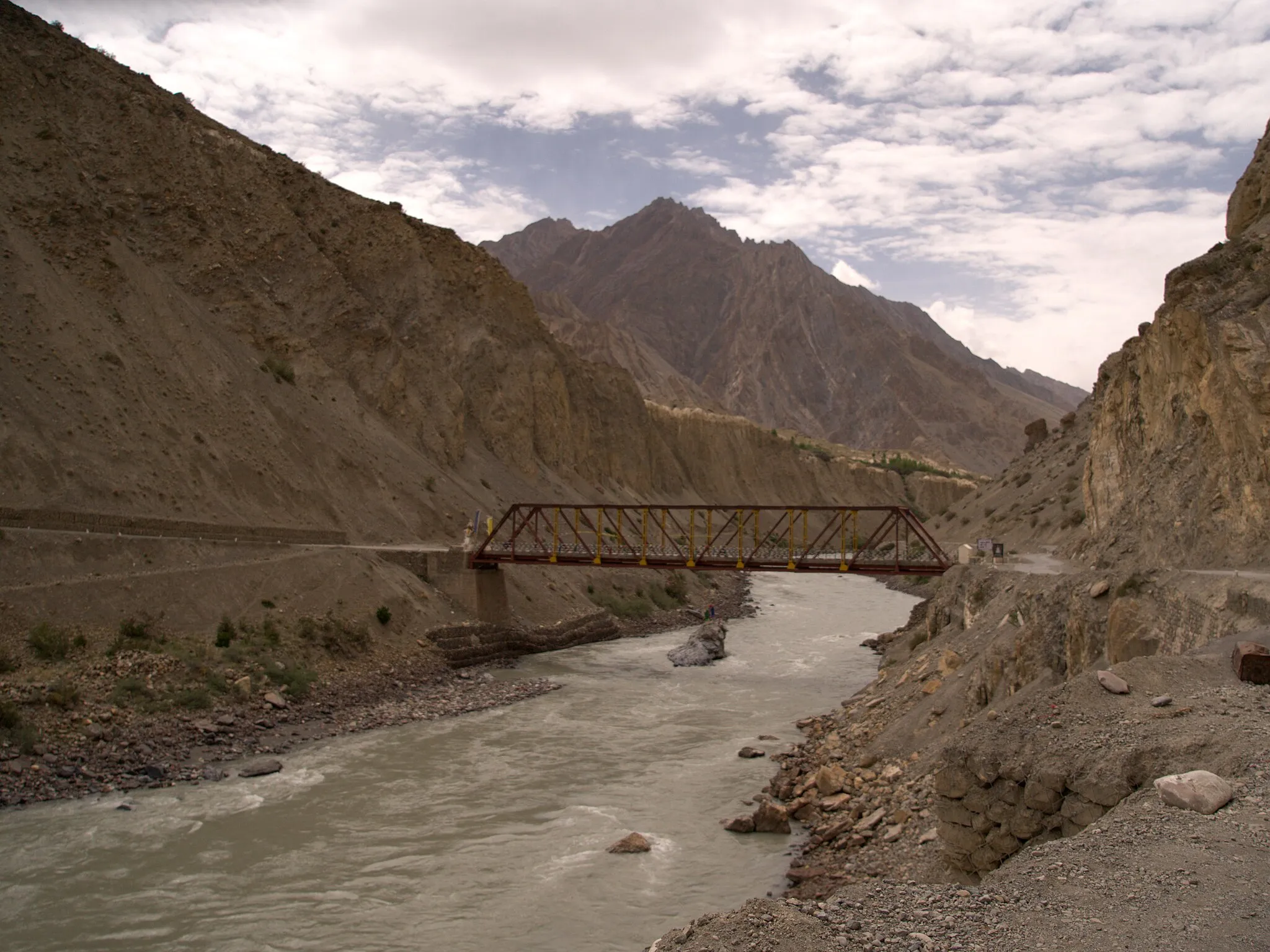 Photo showing: Atergu bridge, NH-505 (on right) to Mane villages, Spiti, Himachal, India