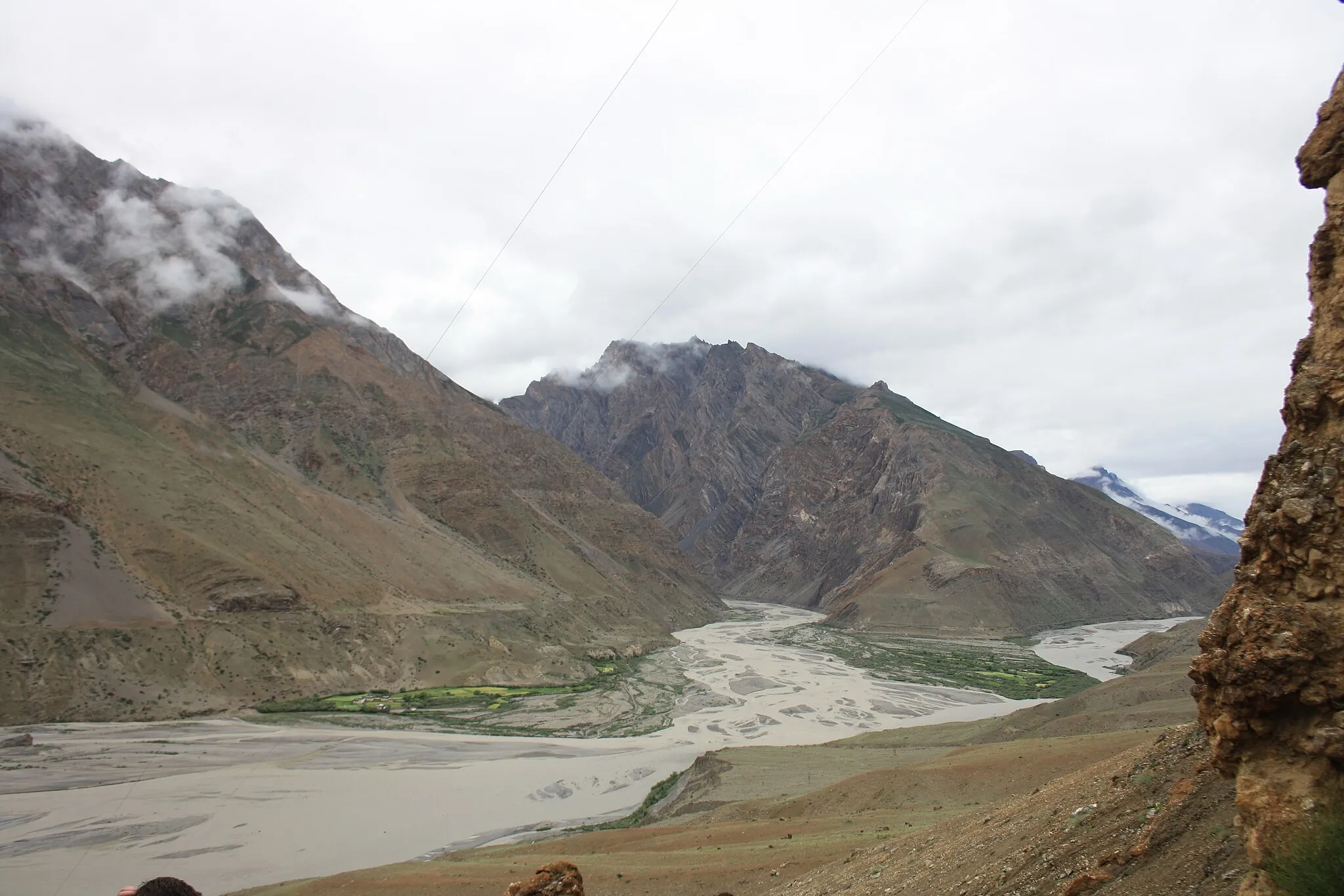 Photo showing: Photograph looking down on the Pin and Spiti rivers meeting in Spiti Valley, Himachal Pradesh, India.