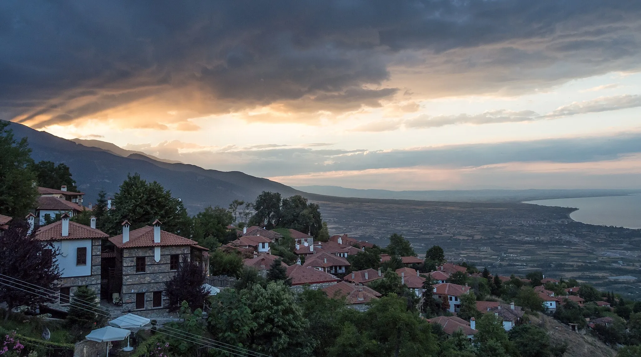 Photo showing: Palaios Panteleimonas at evening