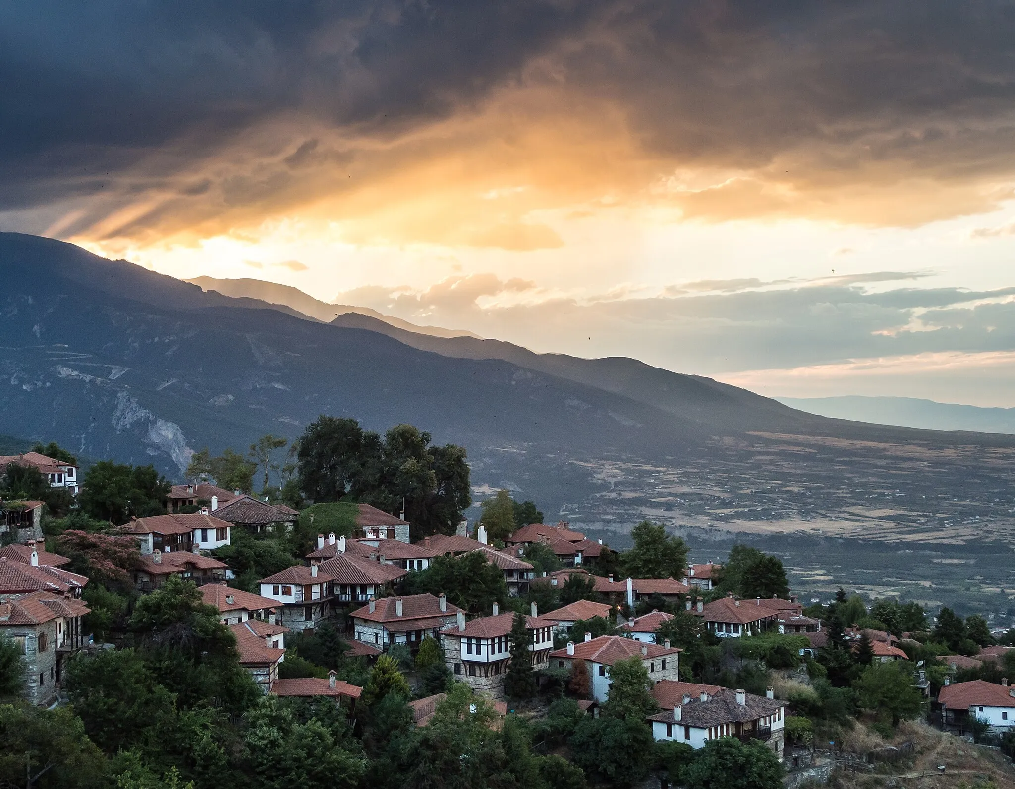 Photo showing: Palaios Panteleimonas at evening