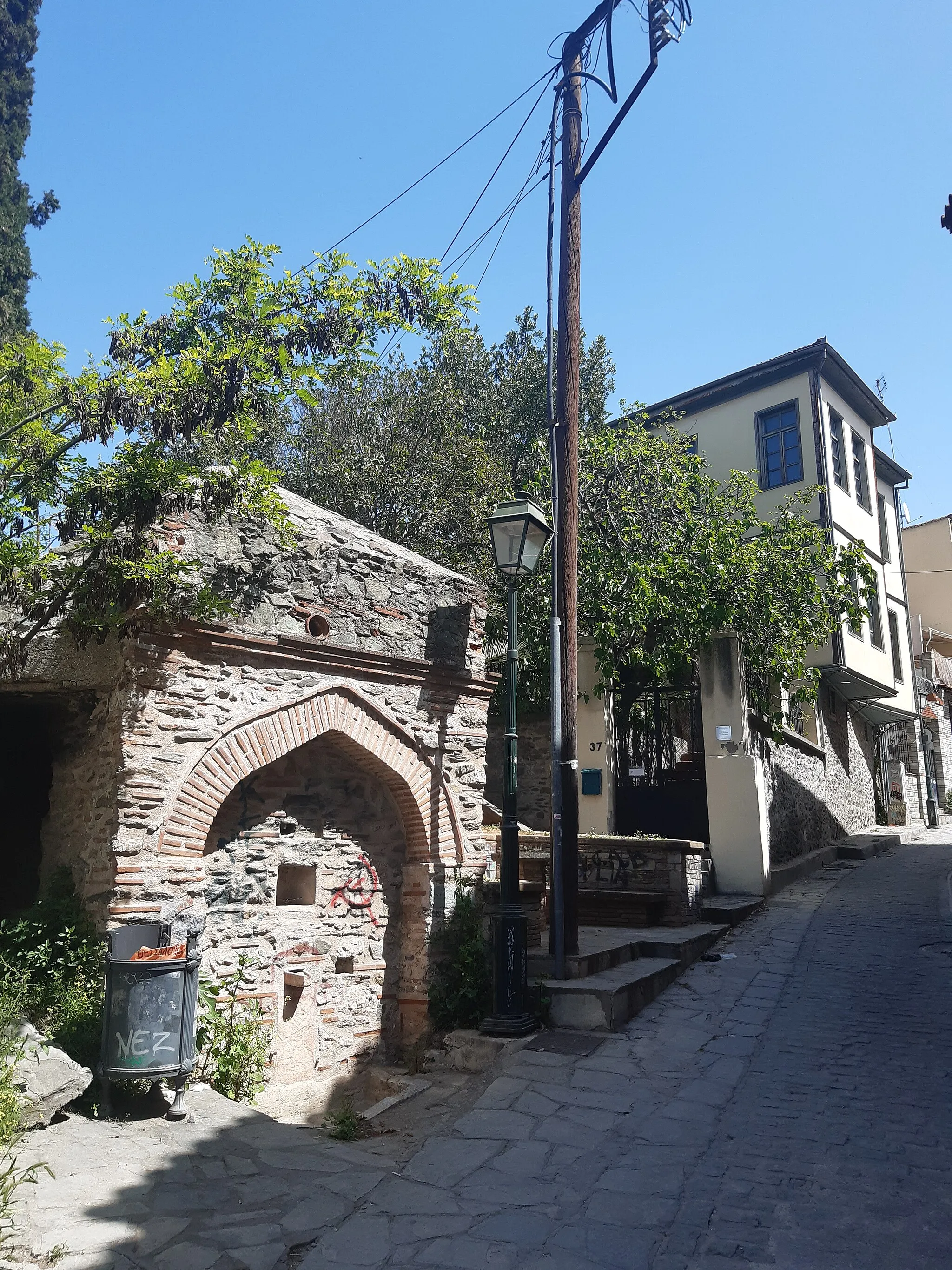 Photo showing: Fountain on Dimitrios Poliorkitis Street and National Centre for Maps and Cartographic Heritage