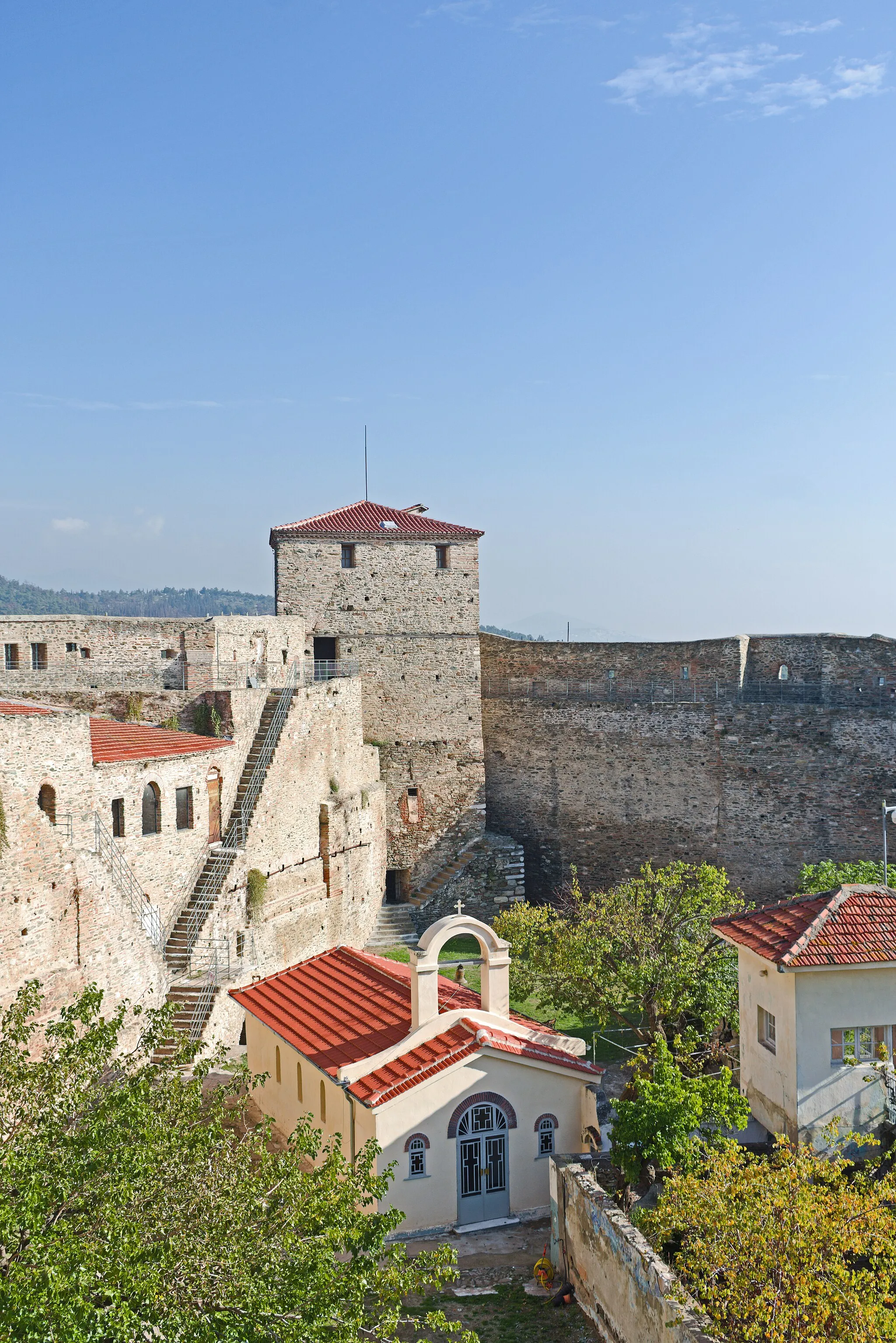 Photo showing: Church and the eastern tower, Heptapyrgion, Thessaloniki, Central Macedonia, Greece