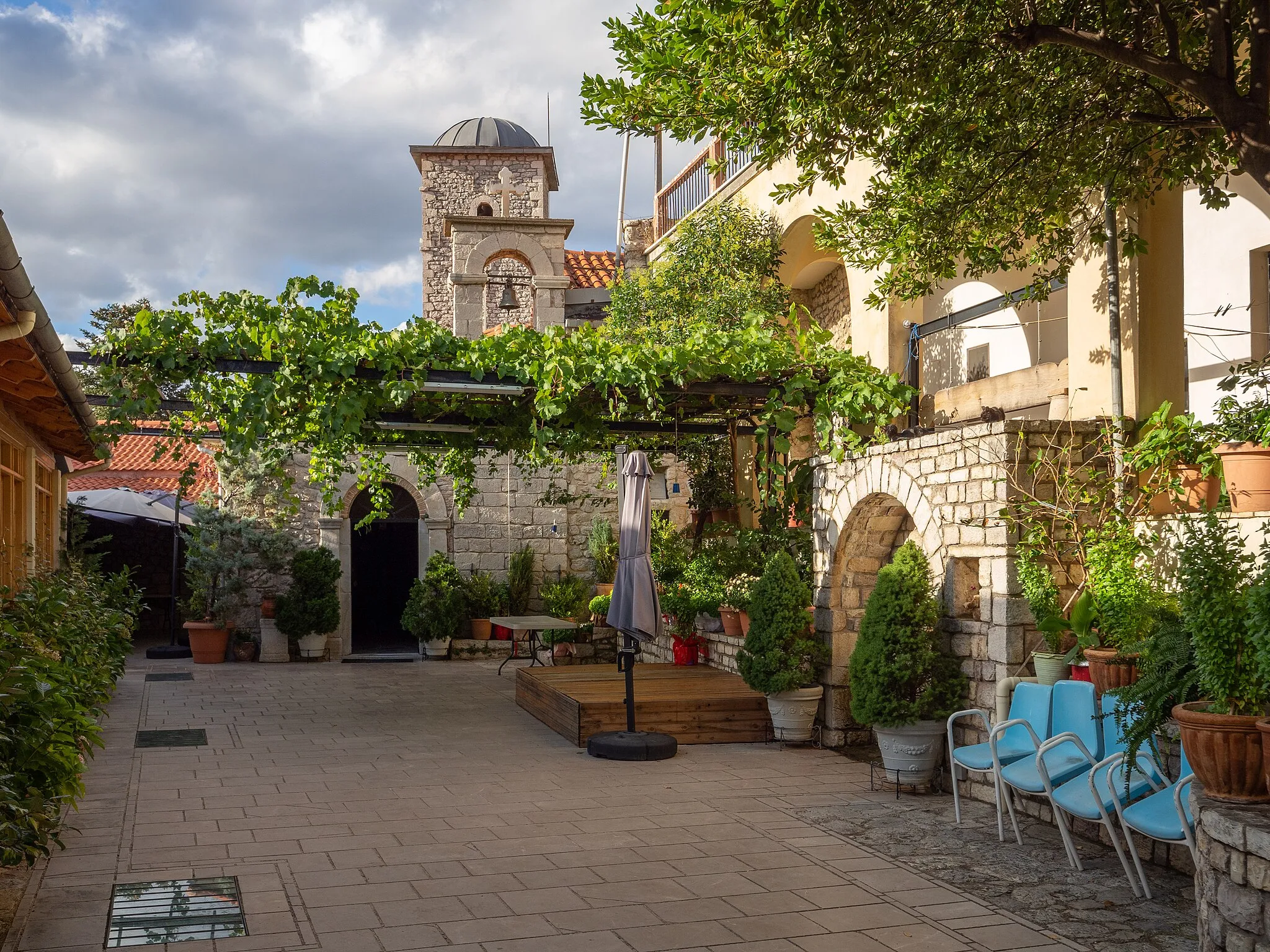 Photo showing: The central court of the monastery of Panagia Gorgoepikoos, Nestani.