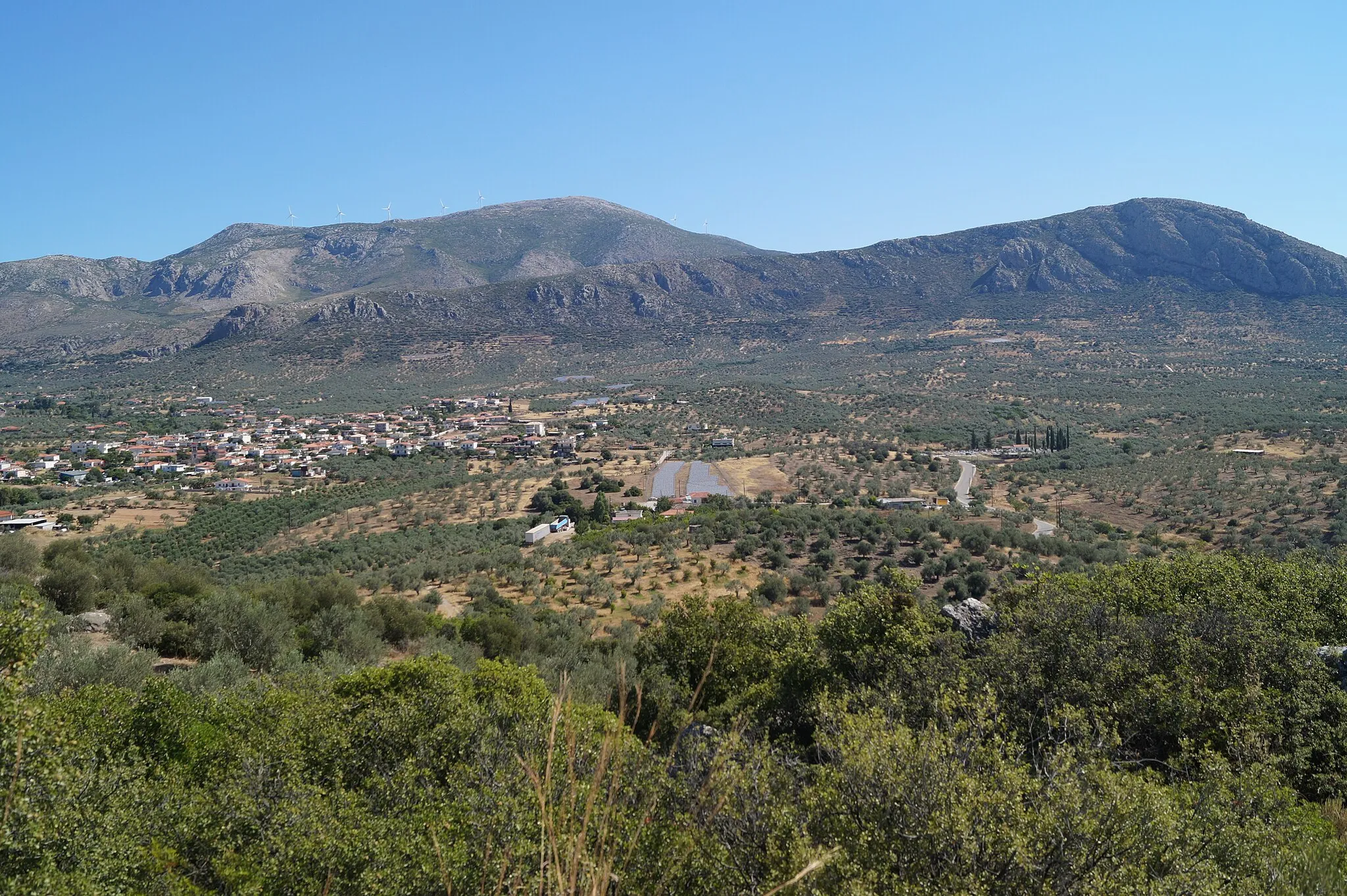 Photo showing: Greece, Argolis, Acropolis of Kazarma: View from the acropolis to the north on the village of Metochi. In the background there is mount Arachneo (Arachnaion, 1199 m) and the promontory Basiovrakhos.