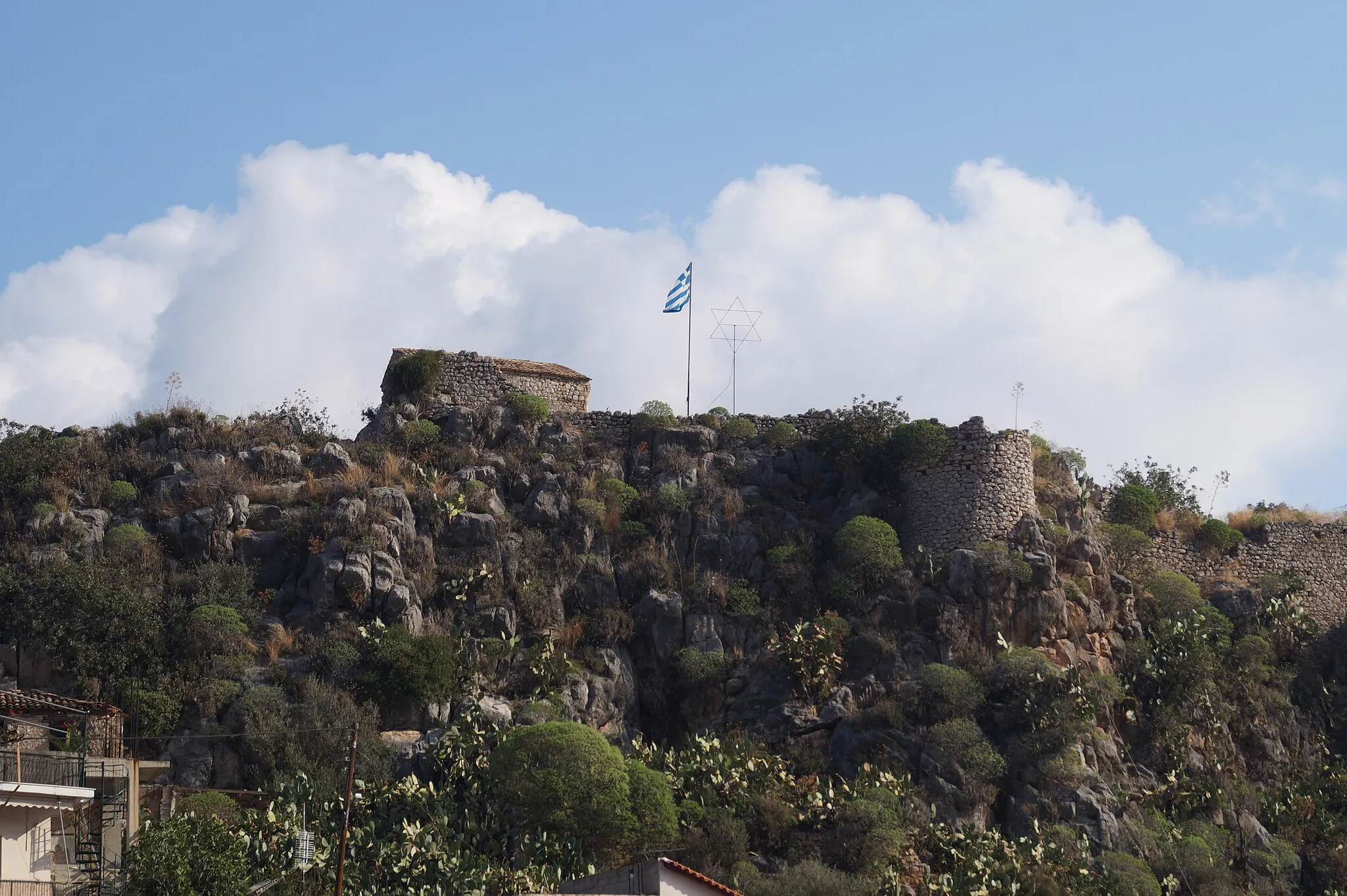 Photo showing: Nea Epidavros, Argolida, Greece: Southern wall of the castle Ai Yianni tou Kastrou with round tower.