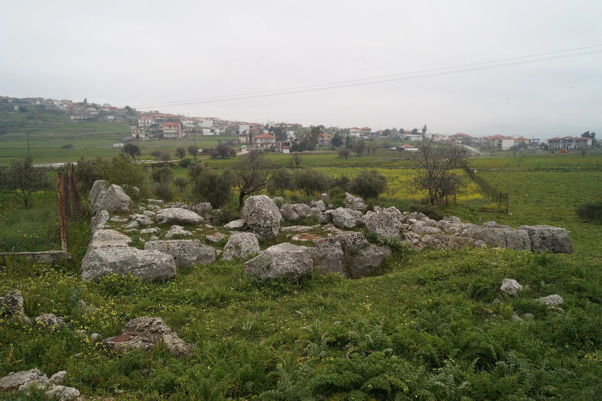 Photo showing: Lygourio, Argolis, Greece: Pyramid of Lygourio, view from north. In the background there is the city of Lygourio.