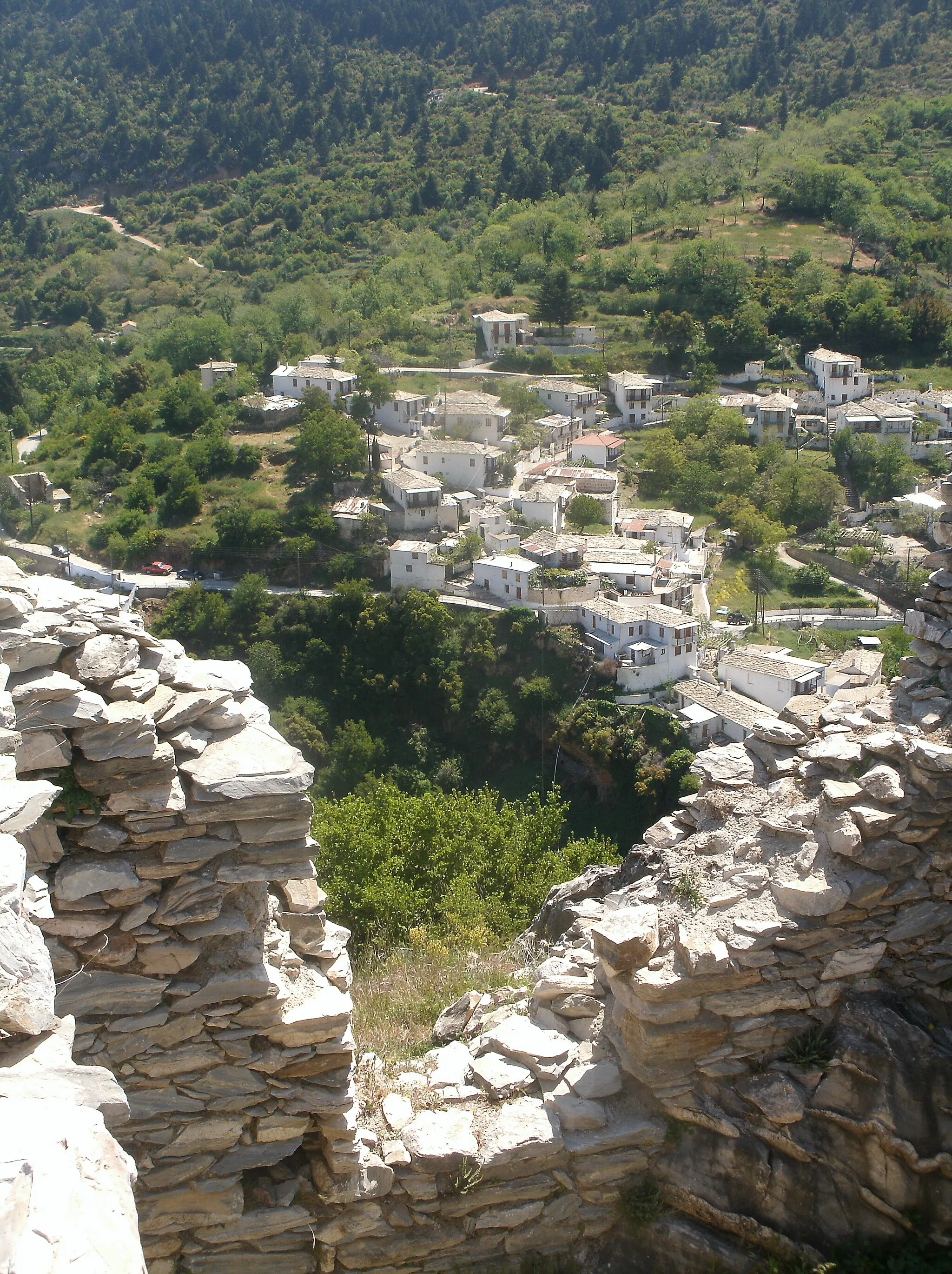 Photo showing: A view of Kastanitsa from the ruins of Koutoupou.