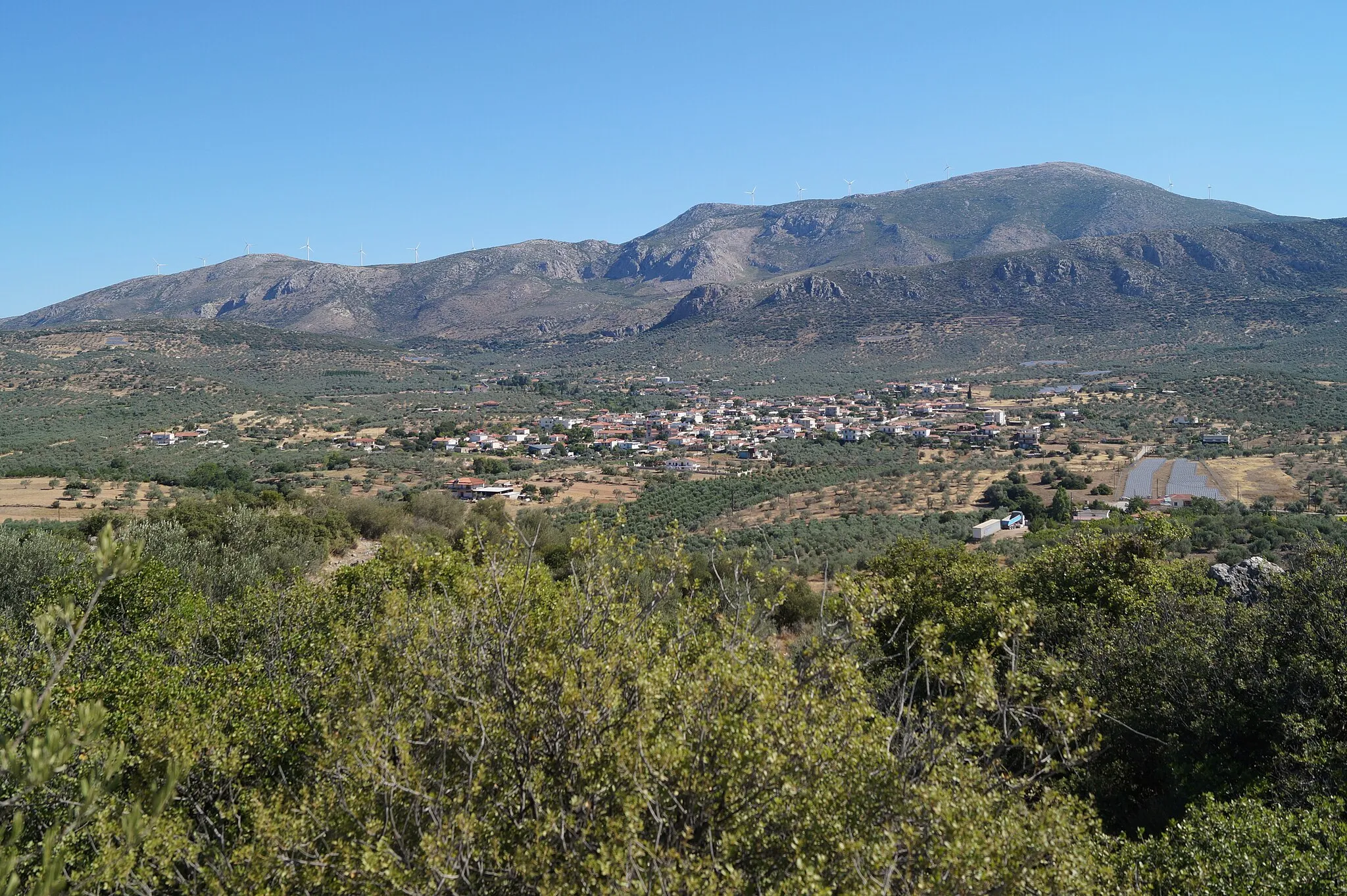 Photo showing: Greece, Argolis, Acropolis of Kazarma: View from the acropolis to the north on the village of Metochi. In the background there is mount Arachneo (Arachnaion) and the promontory Basiovrakhos.
