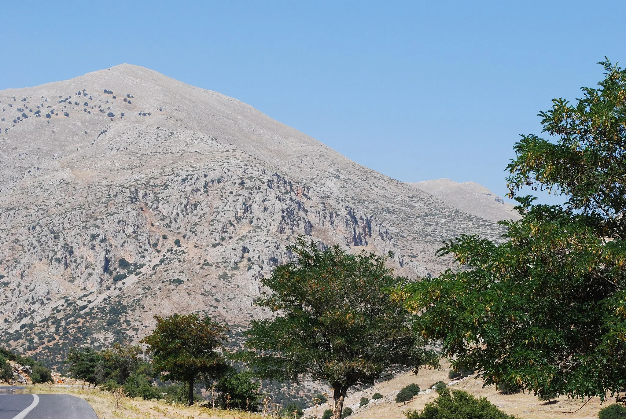 Photo showing: Vue des montagnes dans les environs d'Achladokampos, dans le Péloponnèse.