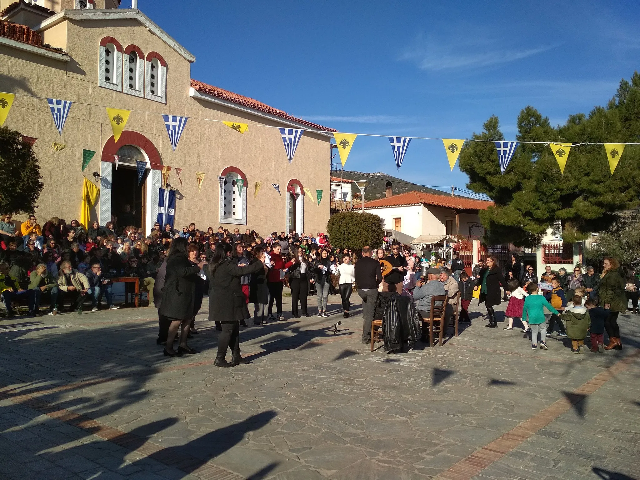 Photo showing: Χορός στην πλατεία στο πανηγύρι της Υπαπαντής